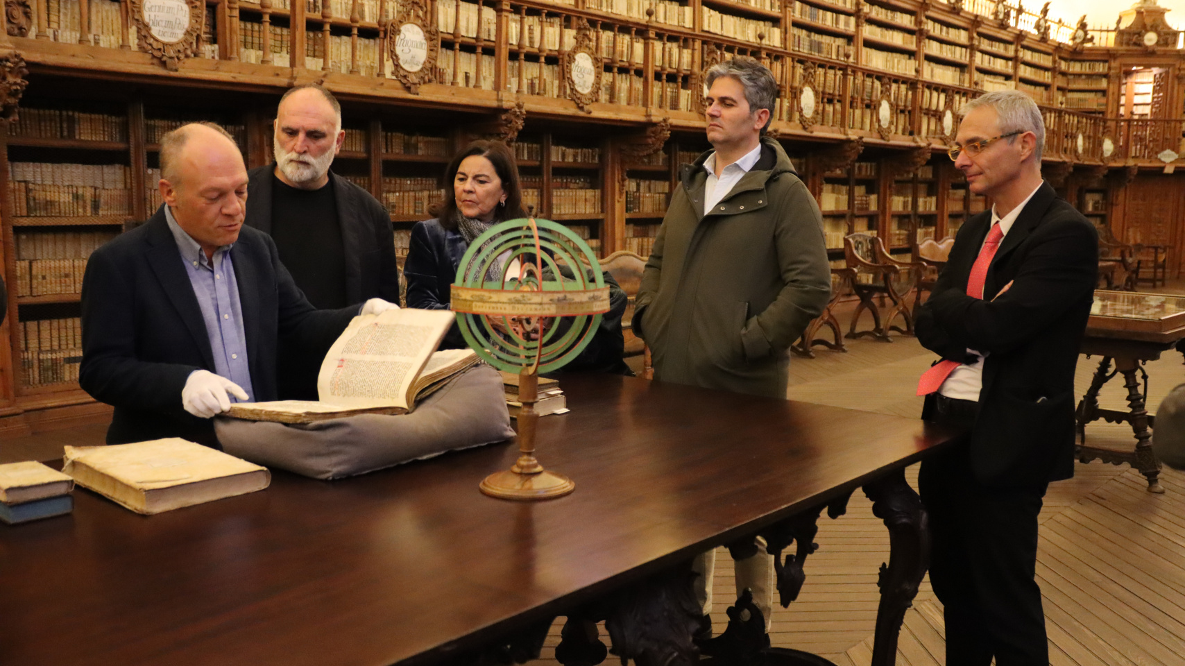 El rector de la Universidad de Salamanca, Ricardo Rivero, recibe al famoso cocinero José Andrés