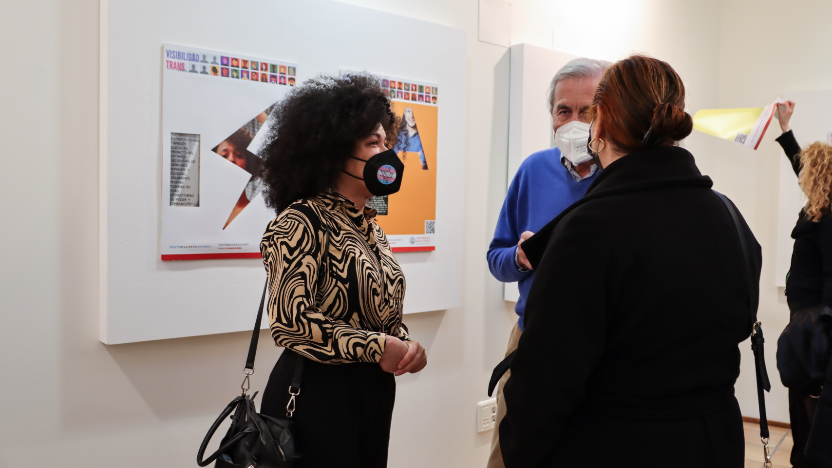 Sarah Freitas, artista de la exposición; Ignacio Berdugo, director del CEB; y Ana Belén Sánchez García, directora del Servicio de Asuntos Sociales