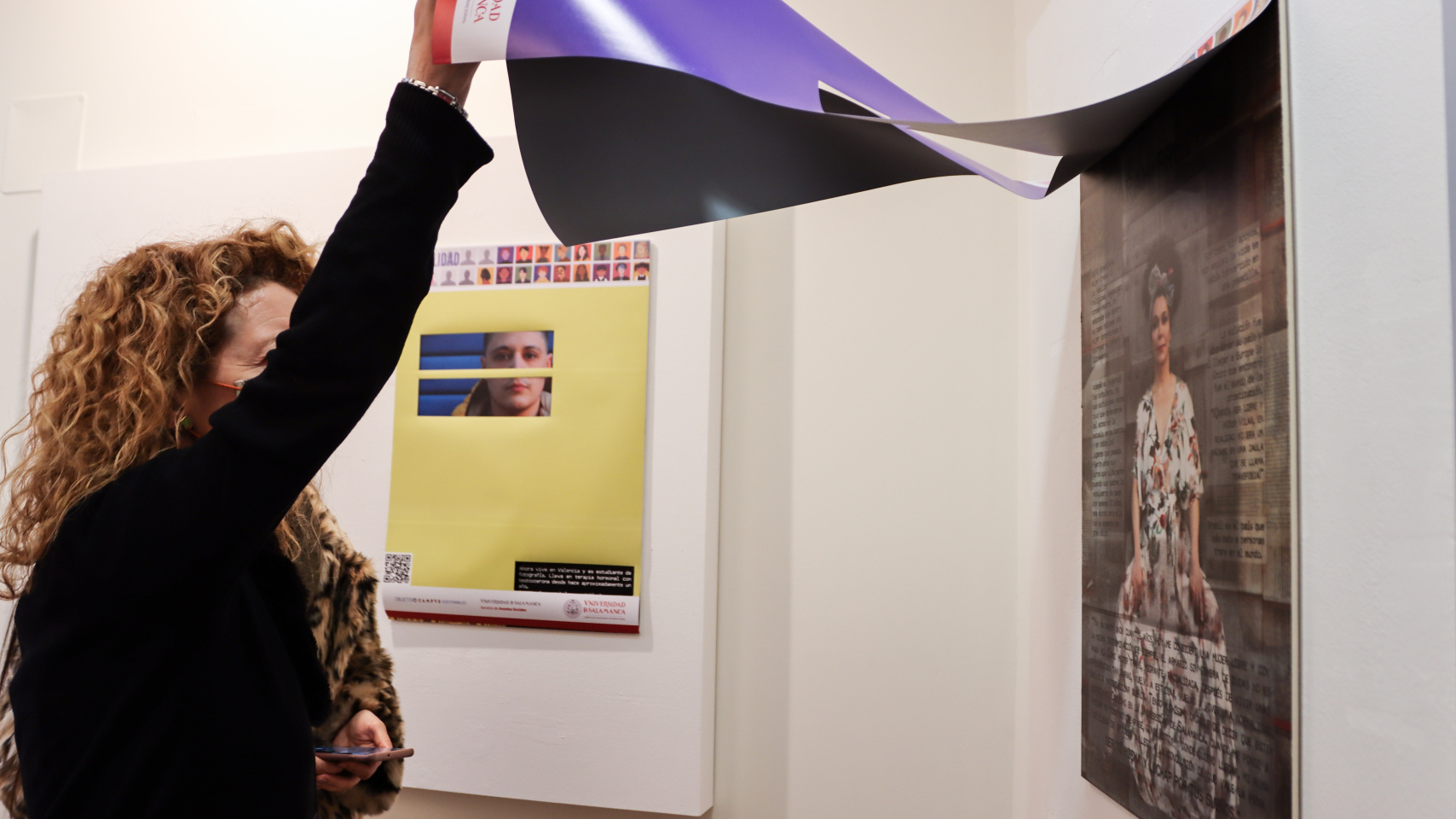 Asistente a la exposición 'Visibilidad Trans'