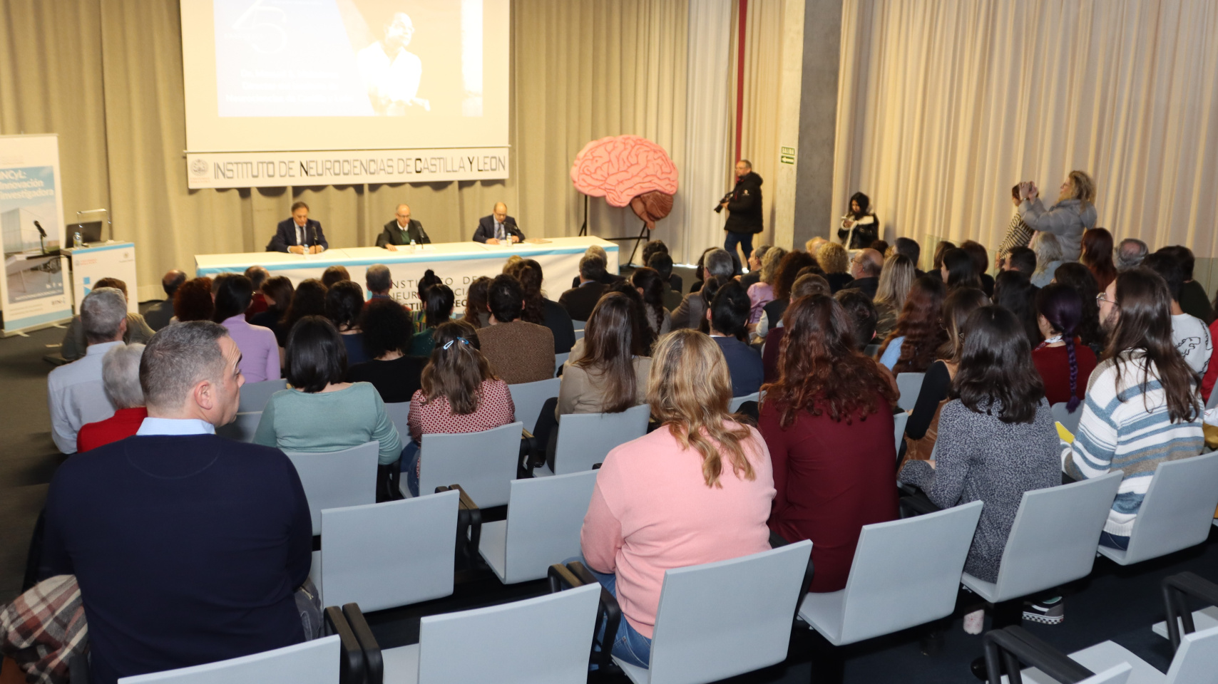 José Miguel Mateos Roco, vicerrector de Investigación de la USAL; Carlos García Carbayo, alcalde de Salamanca; y Manuel Sánchez Malmierca, director del INCyL