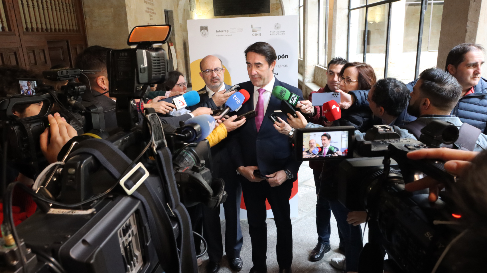 Juan Carlos Suárez-Quiñones Fernández, consejero de Medio Ambiente, Vivienda y Ordenación del Territorio de la Junta de Castilla y León junto a David Díez Martín, rector de la Universidad de Salamanca en funciones, atendiendo a los medios