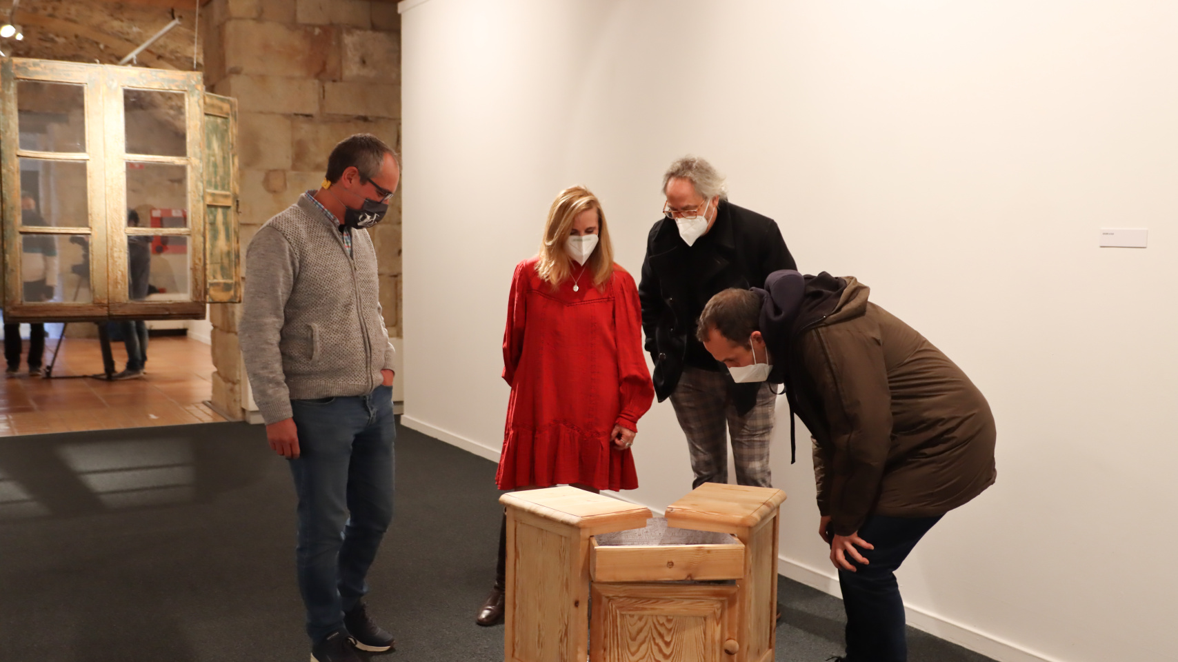 La artista Luz Iglesias Álvarez mostrando su exposición