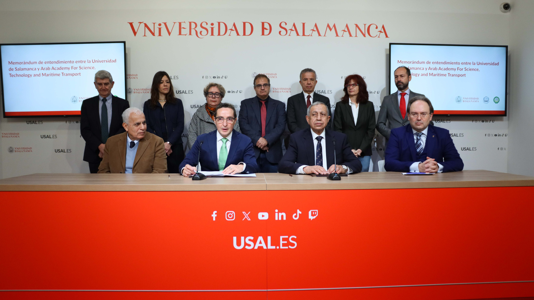 Firma del acuerdo por el el rector Juan Manuel Corchado y el presidente de la Arab Academy Ismail Abdel Ghafar