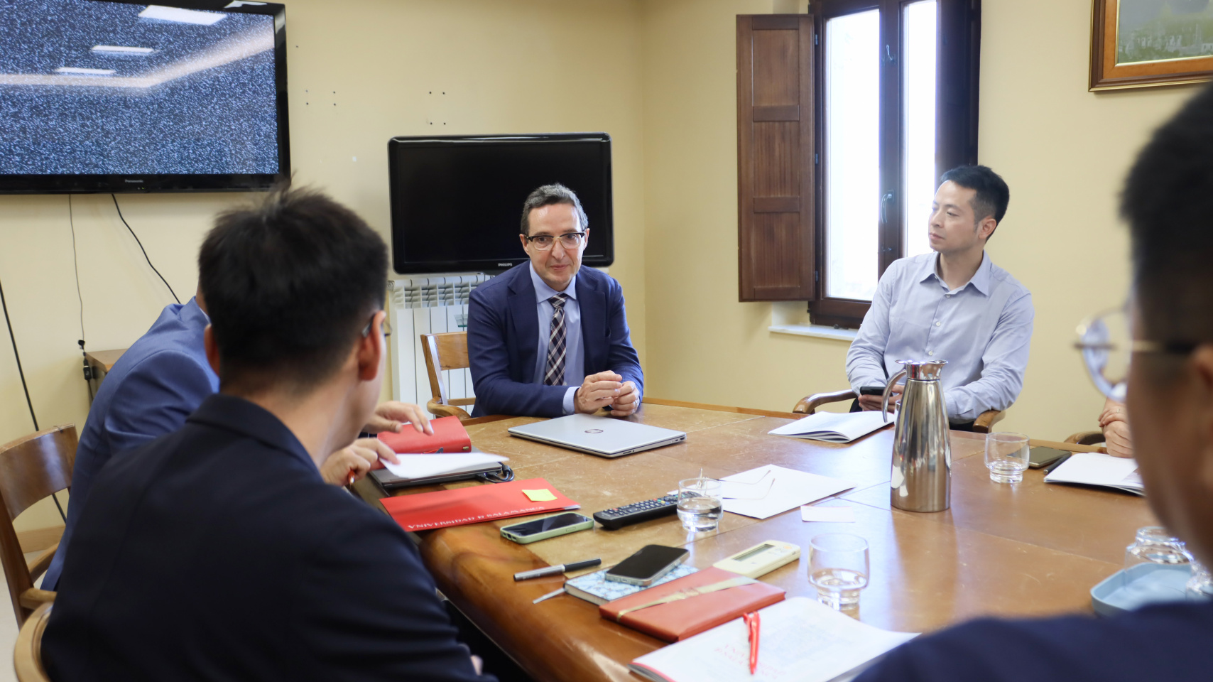 Reunión en el Rectorado con una delegación de profesores de las universidades de Pekin y Tsinghua