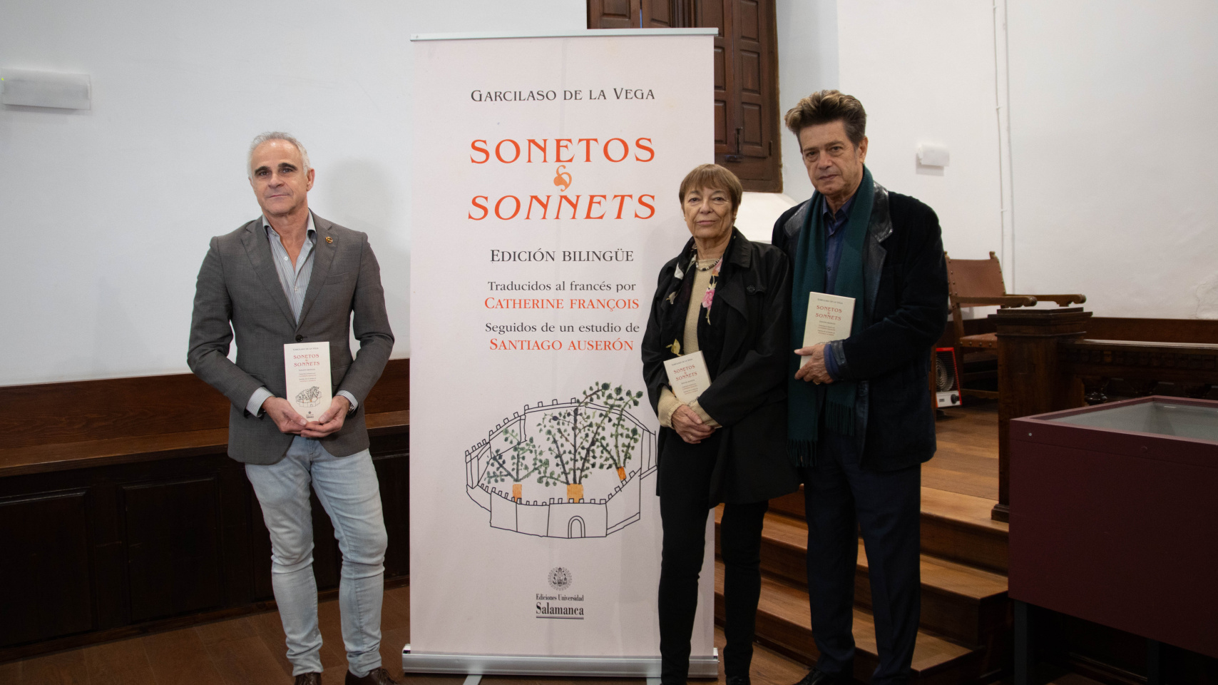 Jacobo San Hermida, Catherine François y Santiago Auserón durante la presentación de la edición bilingüe "Sonetos"