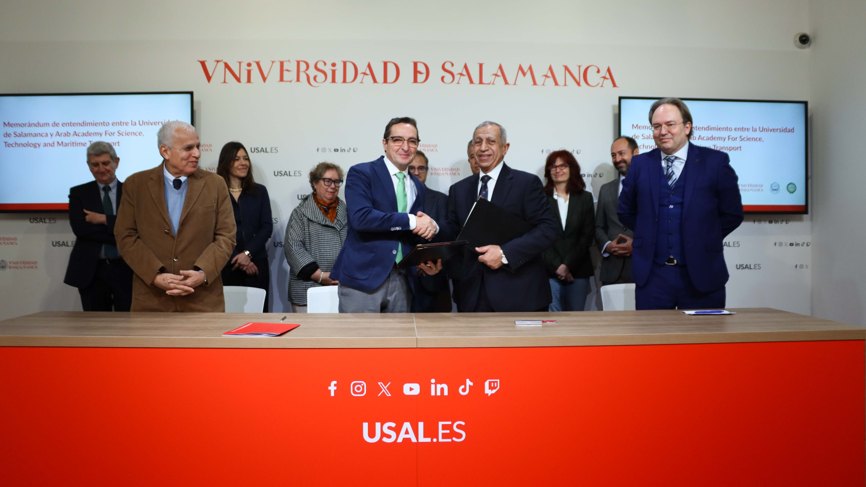 El rector Juan Manuel Corchado y el presidente Ismail Abdel Ghafar firman el convenio, a su lado Félix Ortega y Samy Tayie.