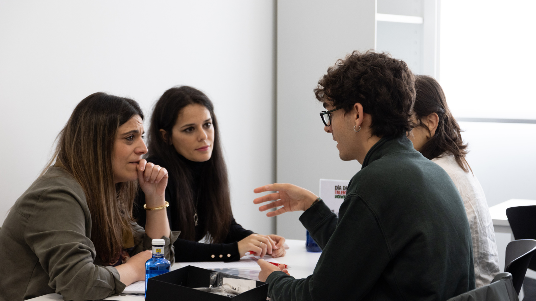 Estudiantes en el encuentro con empresas en el edificio I+D+i