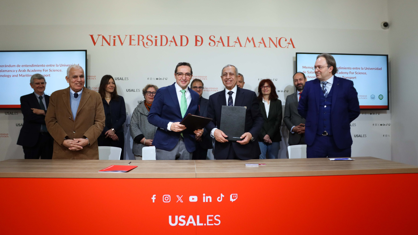El rector Juan Manuel Corchado y el presidente Ismail Abdel Ghafar firman el convenio, a su lado Félix Ortega y Samy Tayie.
