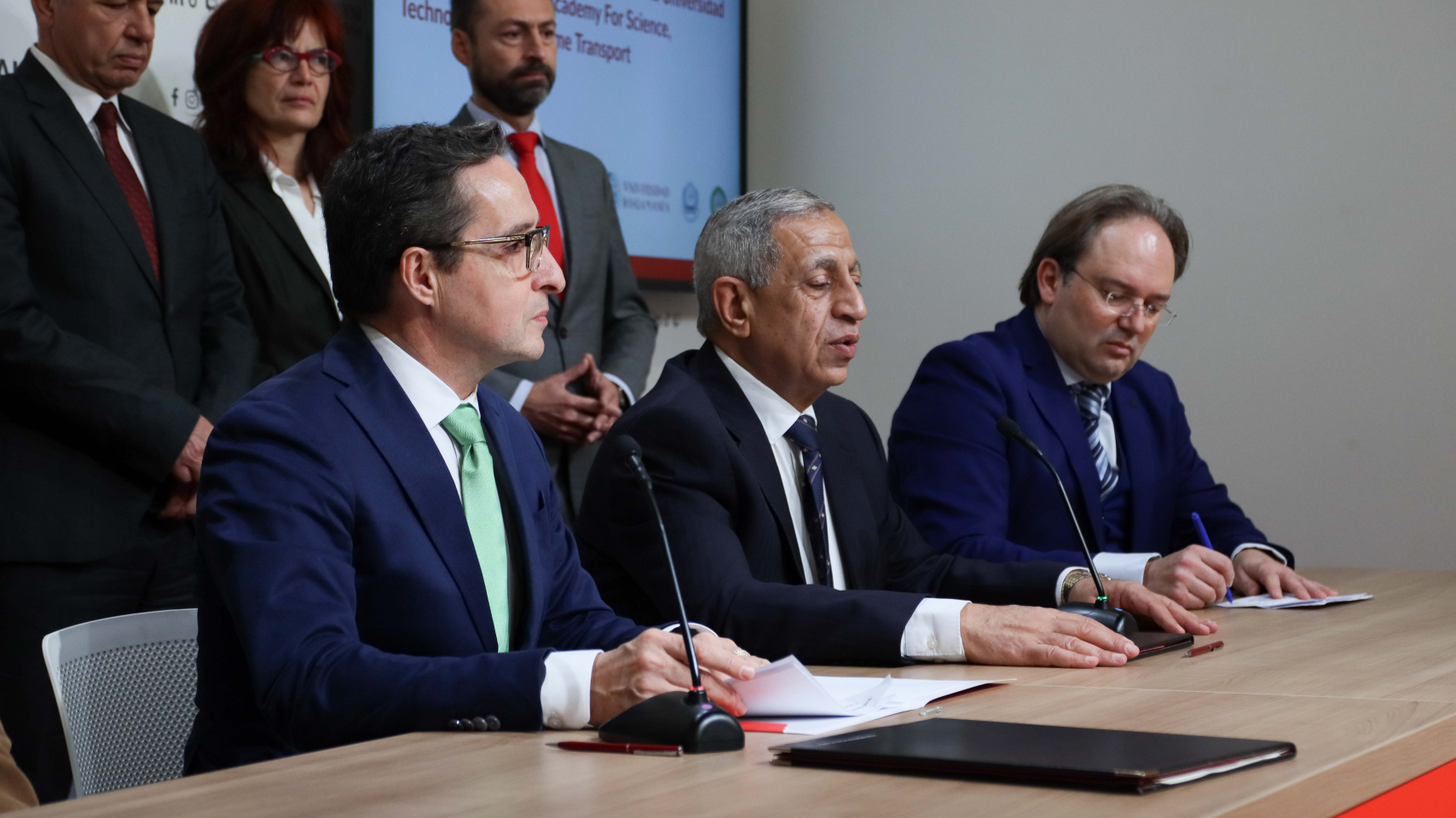 Firma del convenio de colaboración con la Arab Academy for Science en la sala de prensa
