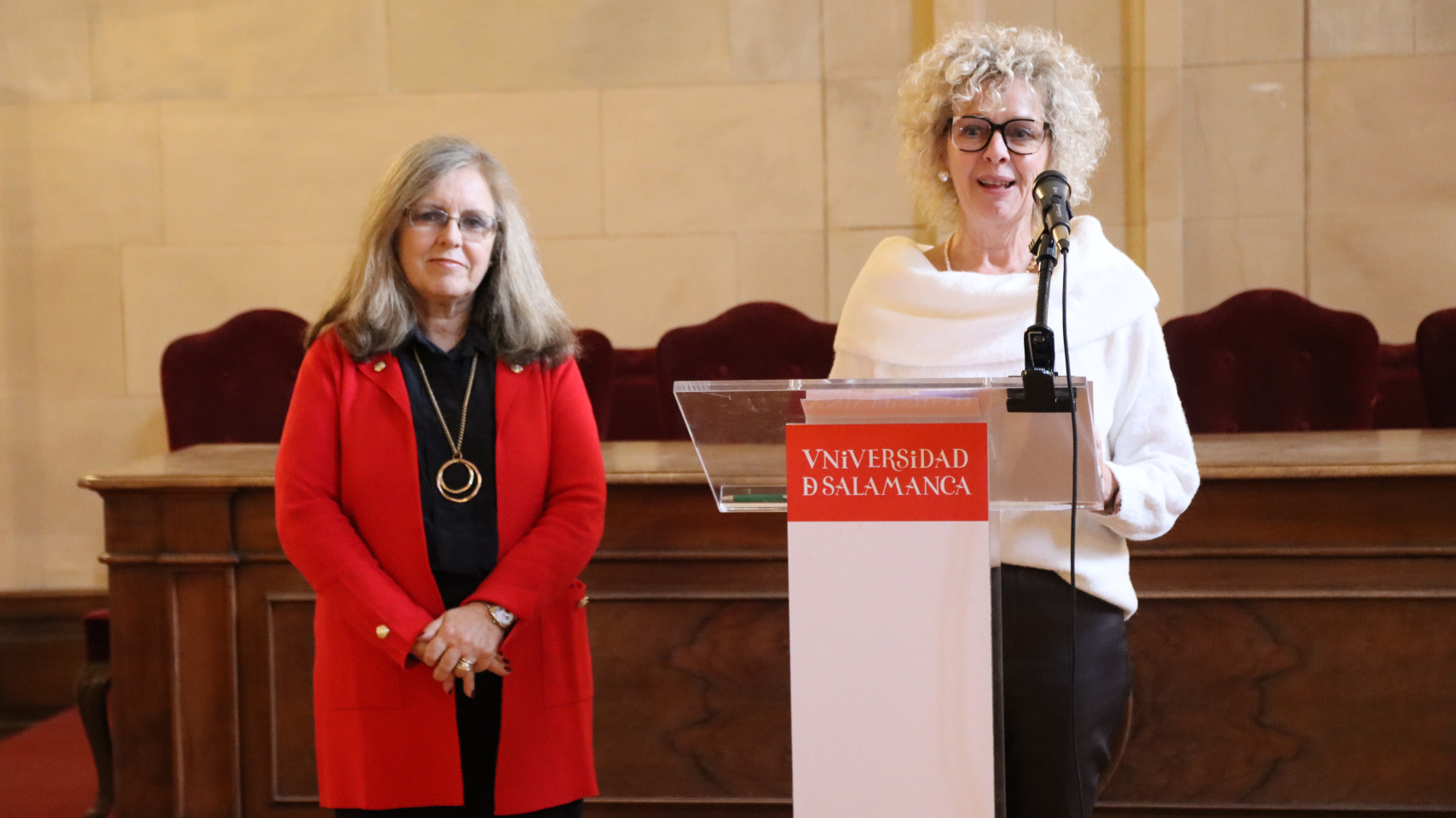 La vicerrectora de Estudiantes, Celia Aramburu Sánchez y la directora De La Unidad De Igualdad, Inmaculada Sánchez Barrios