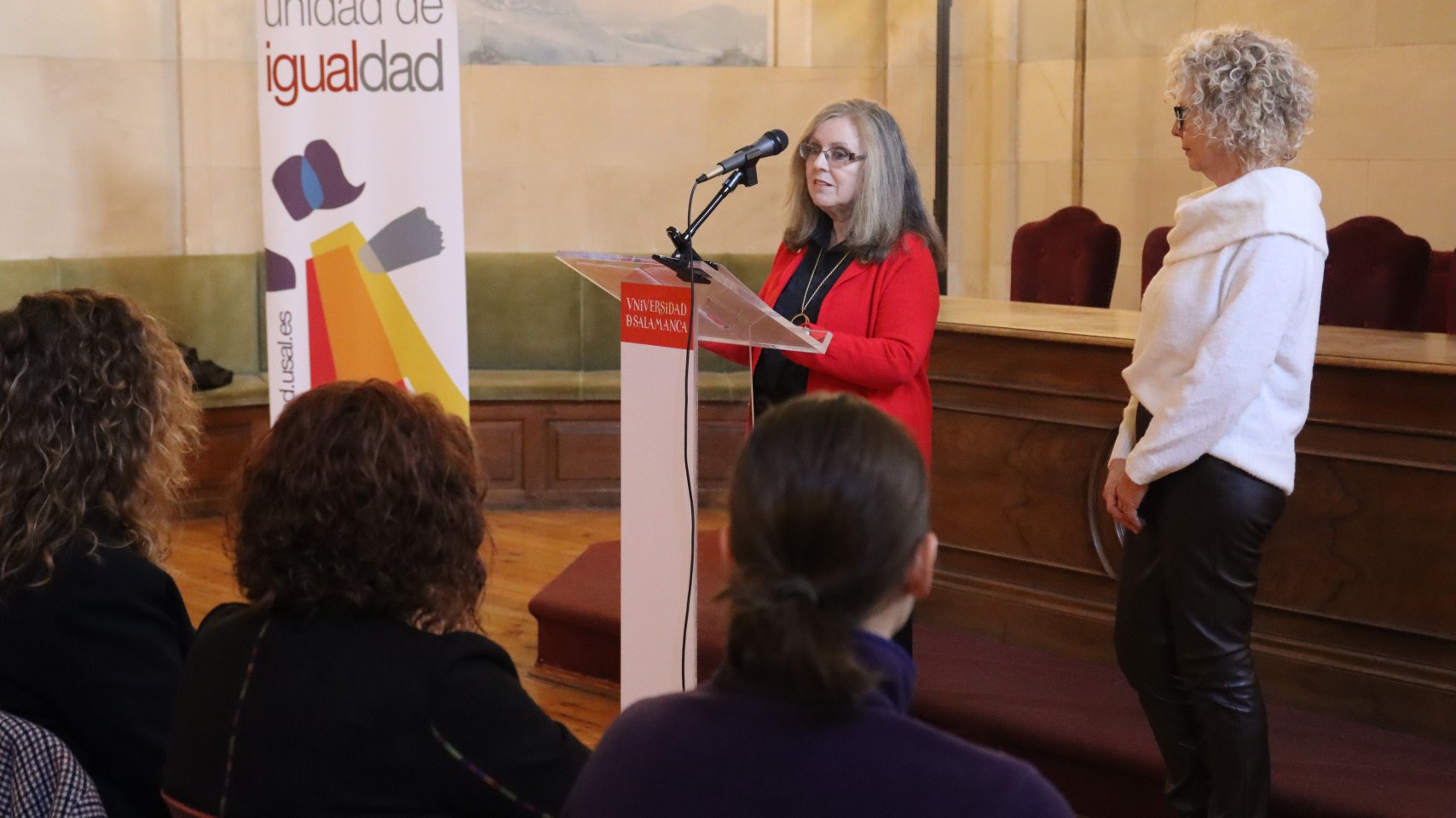 La vicerrectora de Estudiantes, Celia Aramburu Sánchez; la directora De La Unidad De Igualdad, Inmaculada Sánchez Barrios junto a los premiados