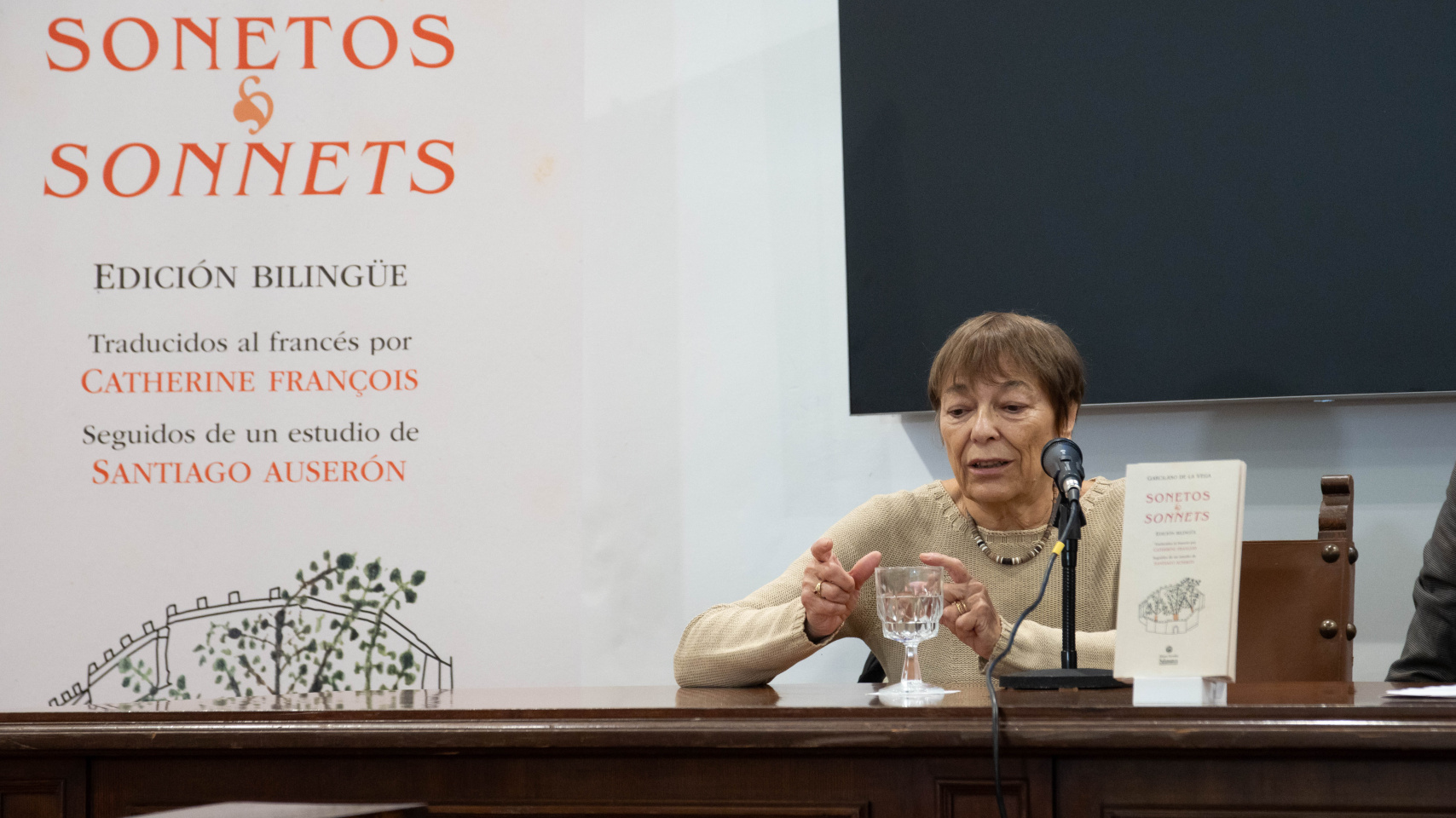 Catherine François en la presentación de la edición bilingüe de "Sonetos"