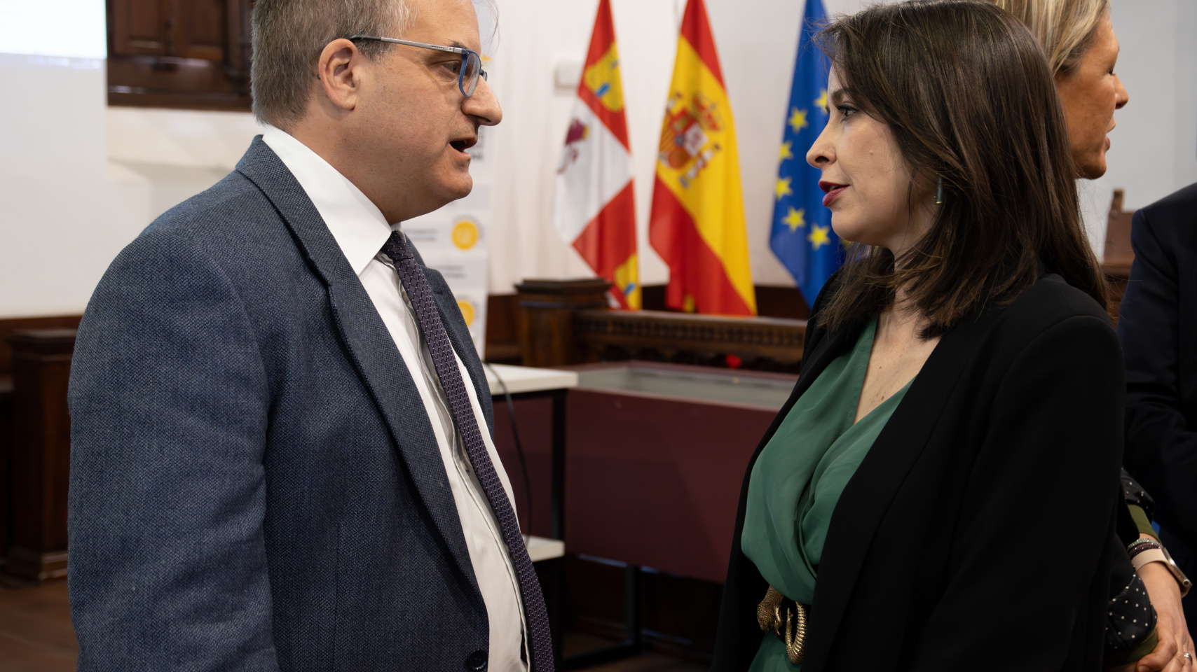 El vicerrector Raúl Sánchez Prieto y la concejal Carmen Seguín Kattan en la inauguración del foro.