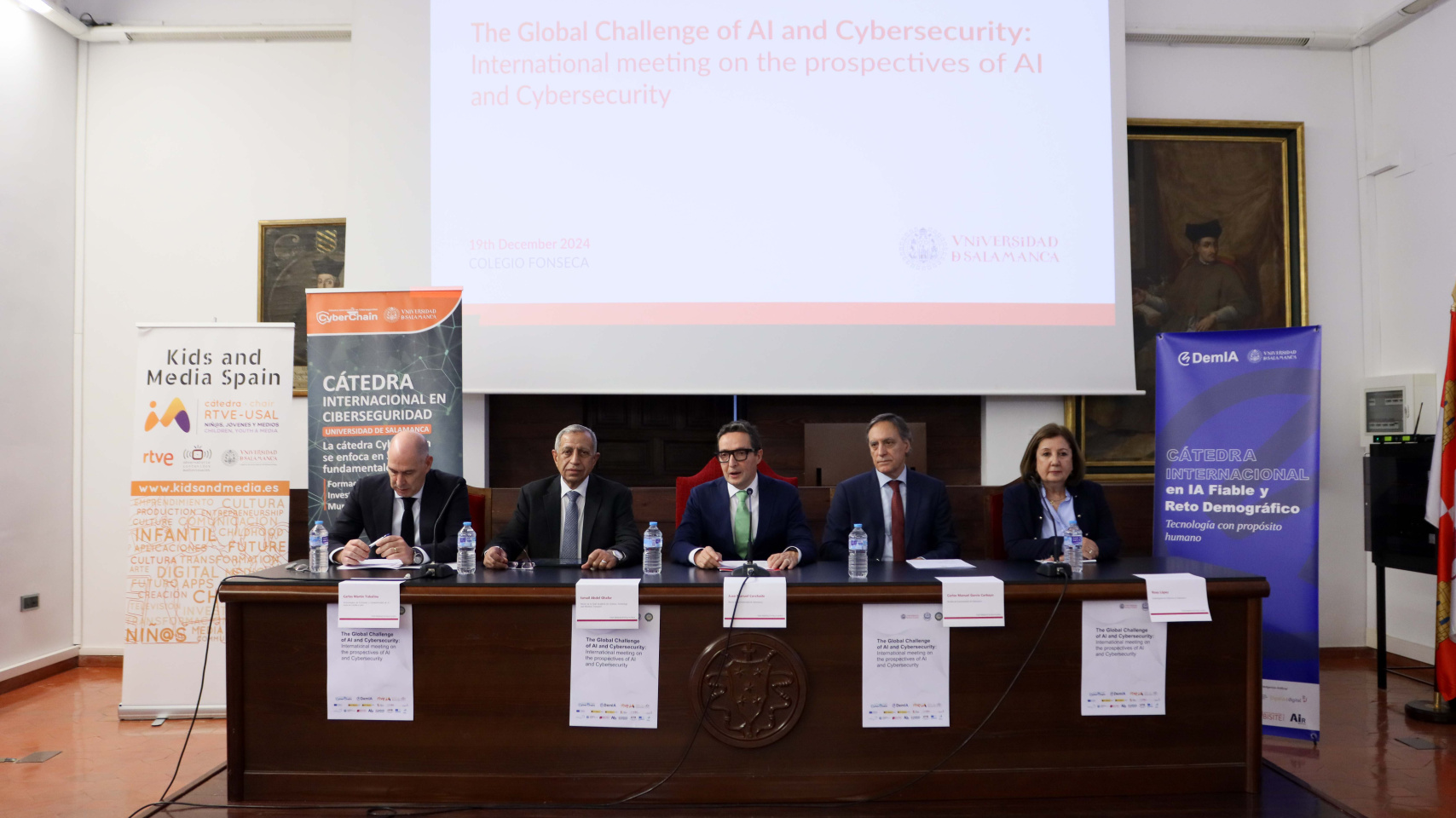 De izquierda a derecha: Carlos Martín Tobalina, Ismail Abdel Ghafar, Juan Manuel Corchado, Carlos Manuel García Carbayo y Rosa López Alonso.