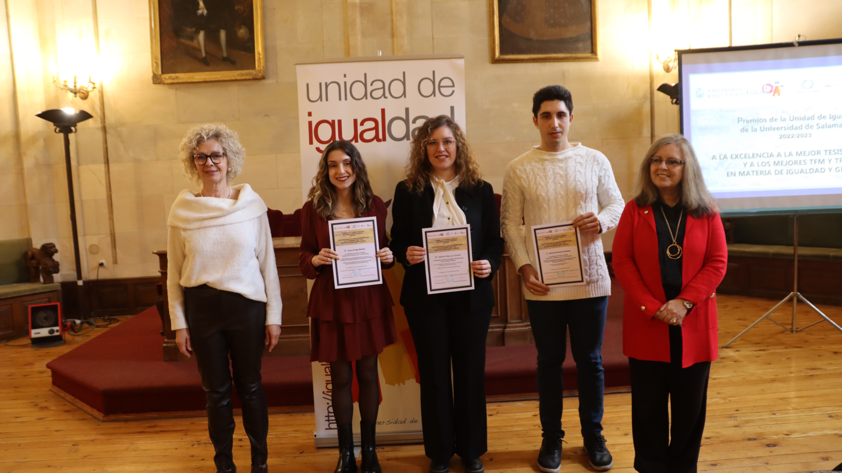 La vicerrectora de Estudiantes, Celia Aramburu Sánchez; la directora De La Unidad De Igualdad, Inmaculada Sánchez Barrios junto a los premiados