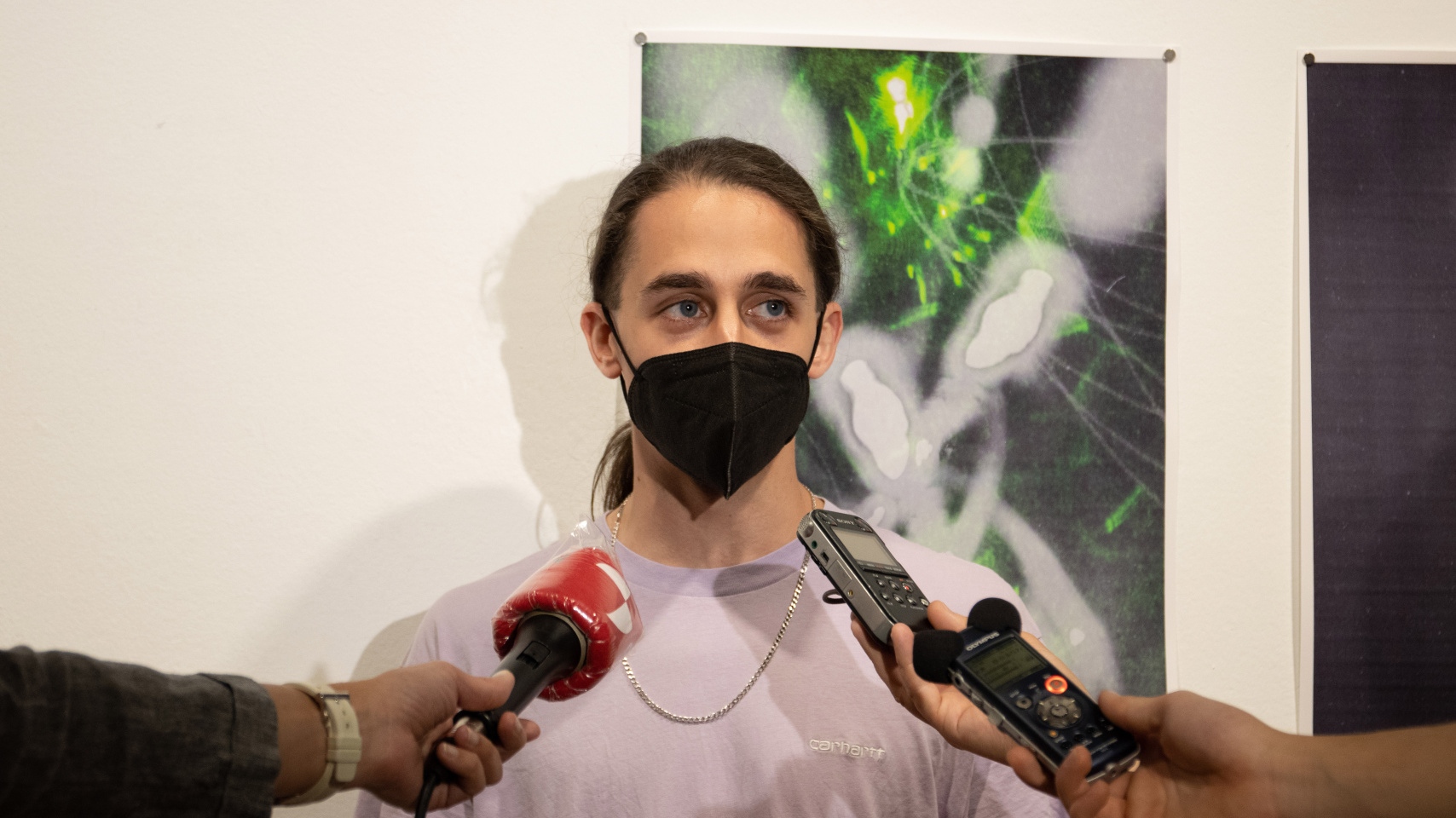 Lucas Salinas en su exposición audiovisual ‘Not an oscilloscope (nor a lissajous)’