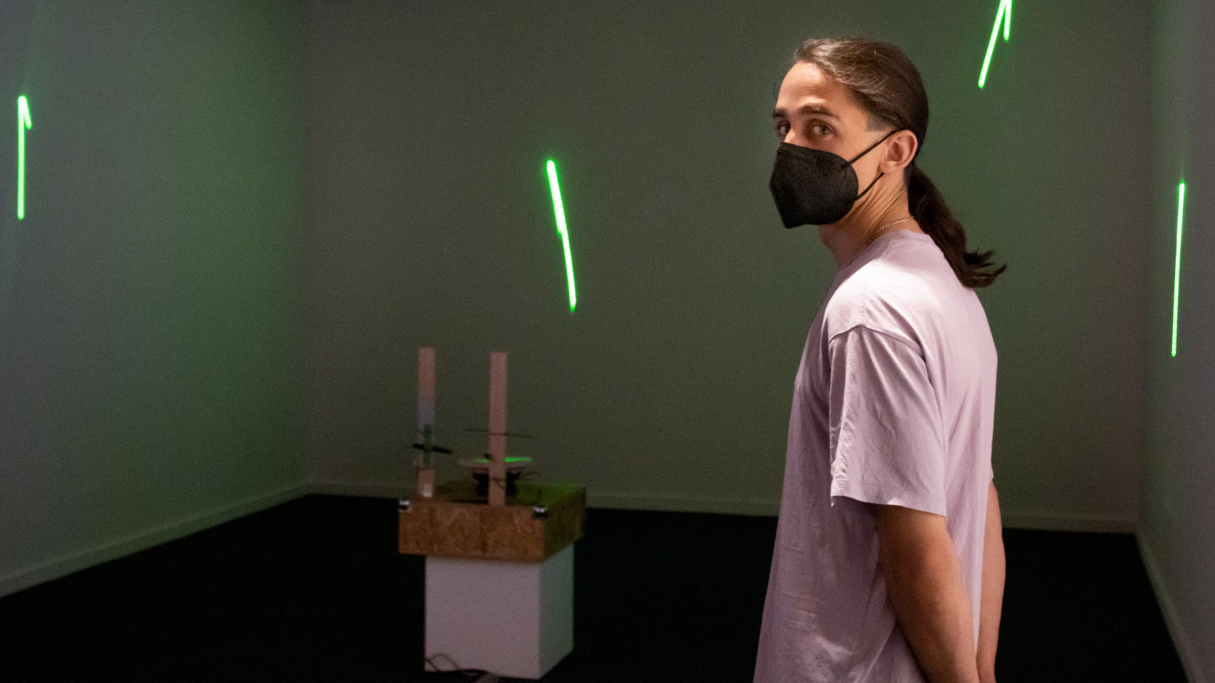 Lucas Salinas en su exposición audiovisual ‘Not an oscilloscope (nor a lissajous)'