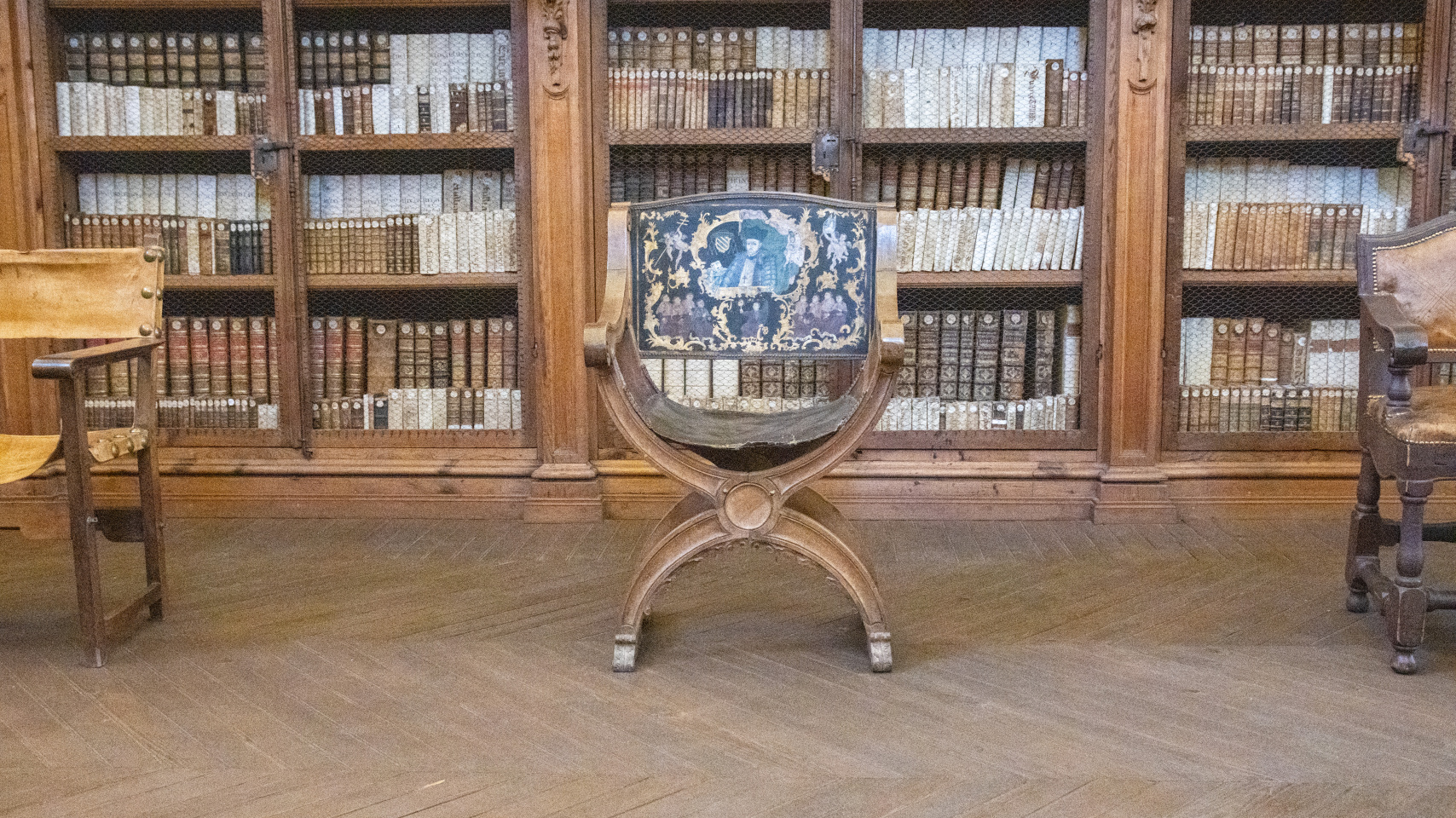La Universidad de Salamanca restaura la sillería antigua de la Biblioteca General Histórica