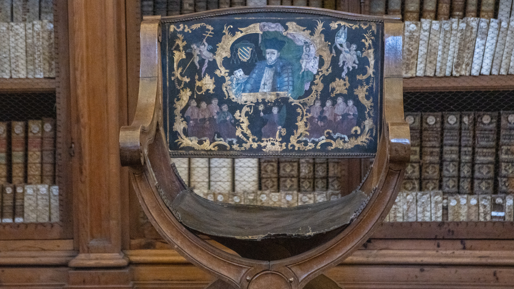 La Universidad de Salamanca restaura la sillería antigua de la Biblioteca General Histórica