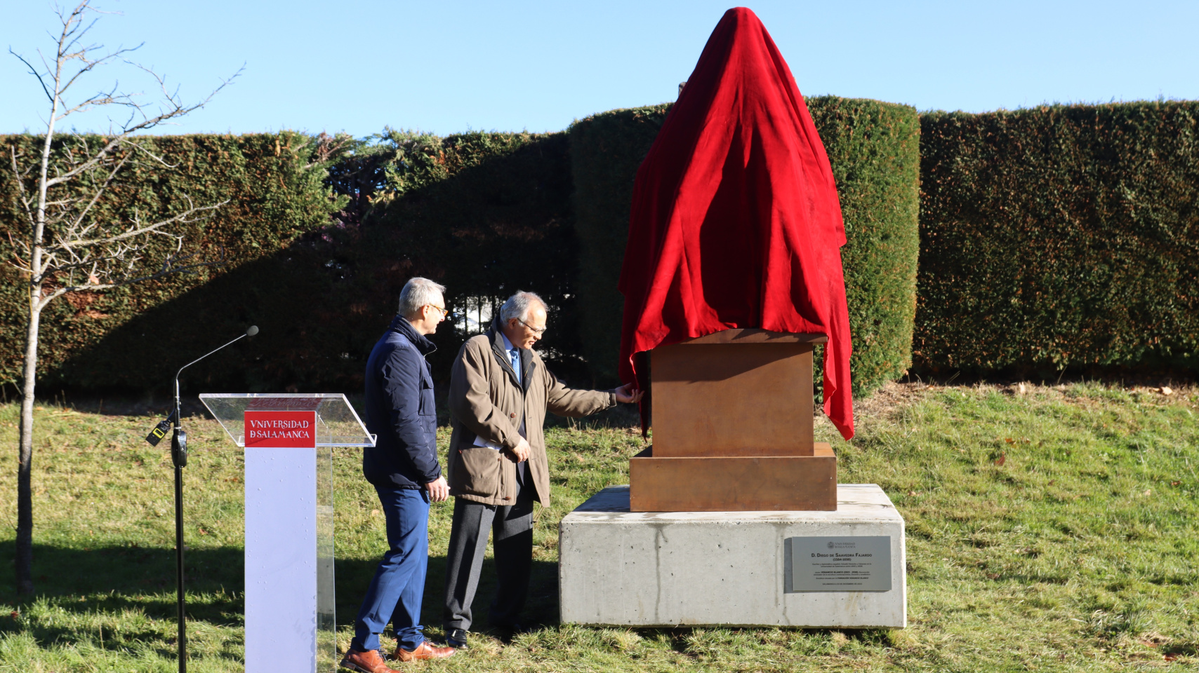 Escultura de Diego de Saavedra y Fajardo en la Facultad de derecho de la USAL