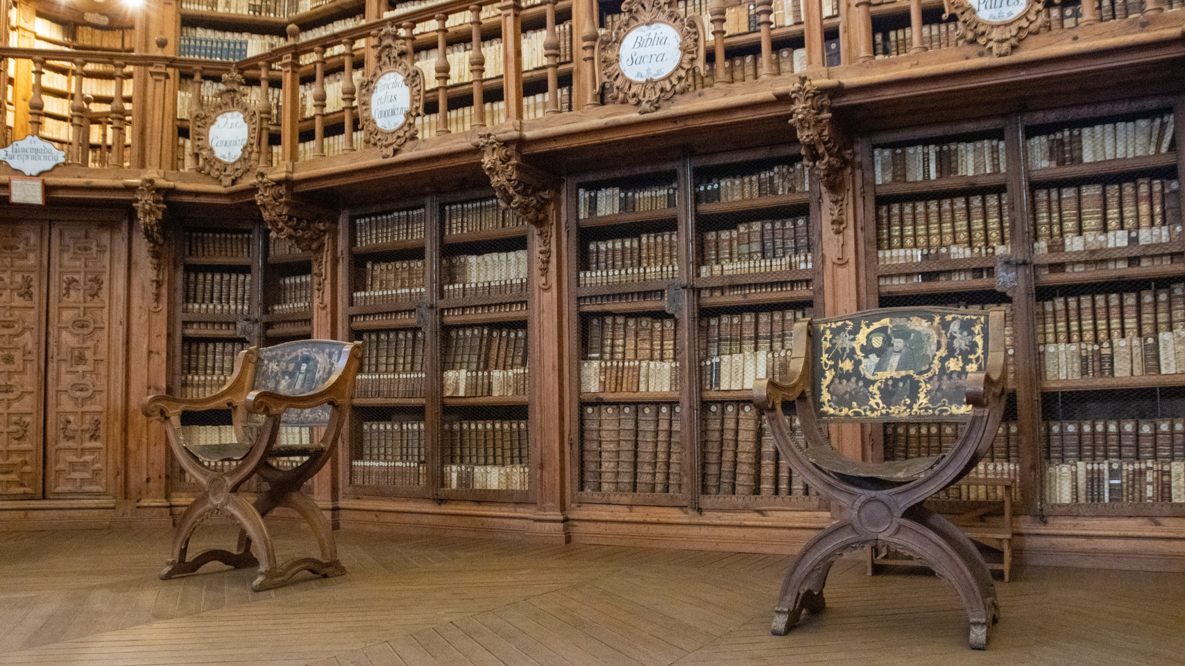La Universidad de Salamanca restaura la sillería antigua de la Biblioteca General Histórica