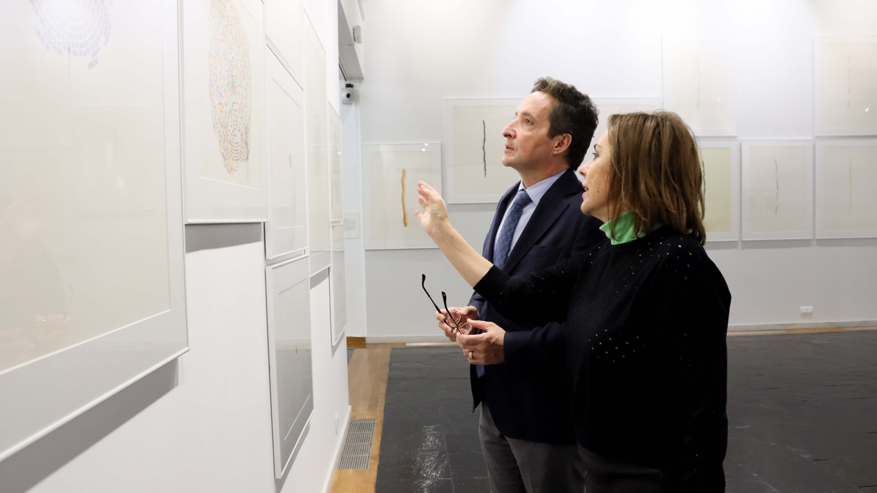 El rector Juan Manuel Corchado y la artista Concha Sáez visitan la exposición "Sincronía"