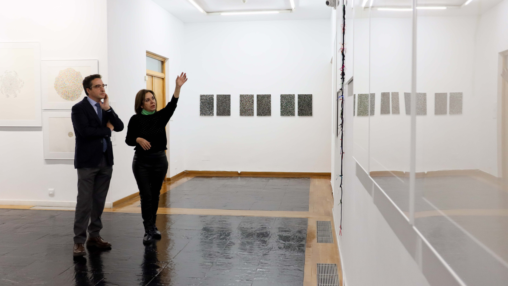 El rector Juan Manuel Corchado y la artista Concha Sáez visitan la exposición "Sincronía"