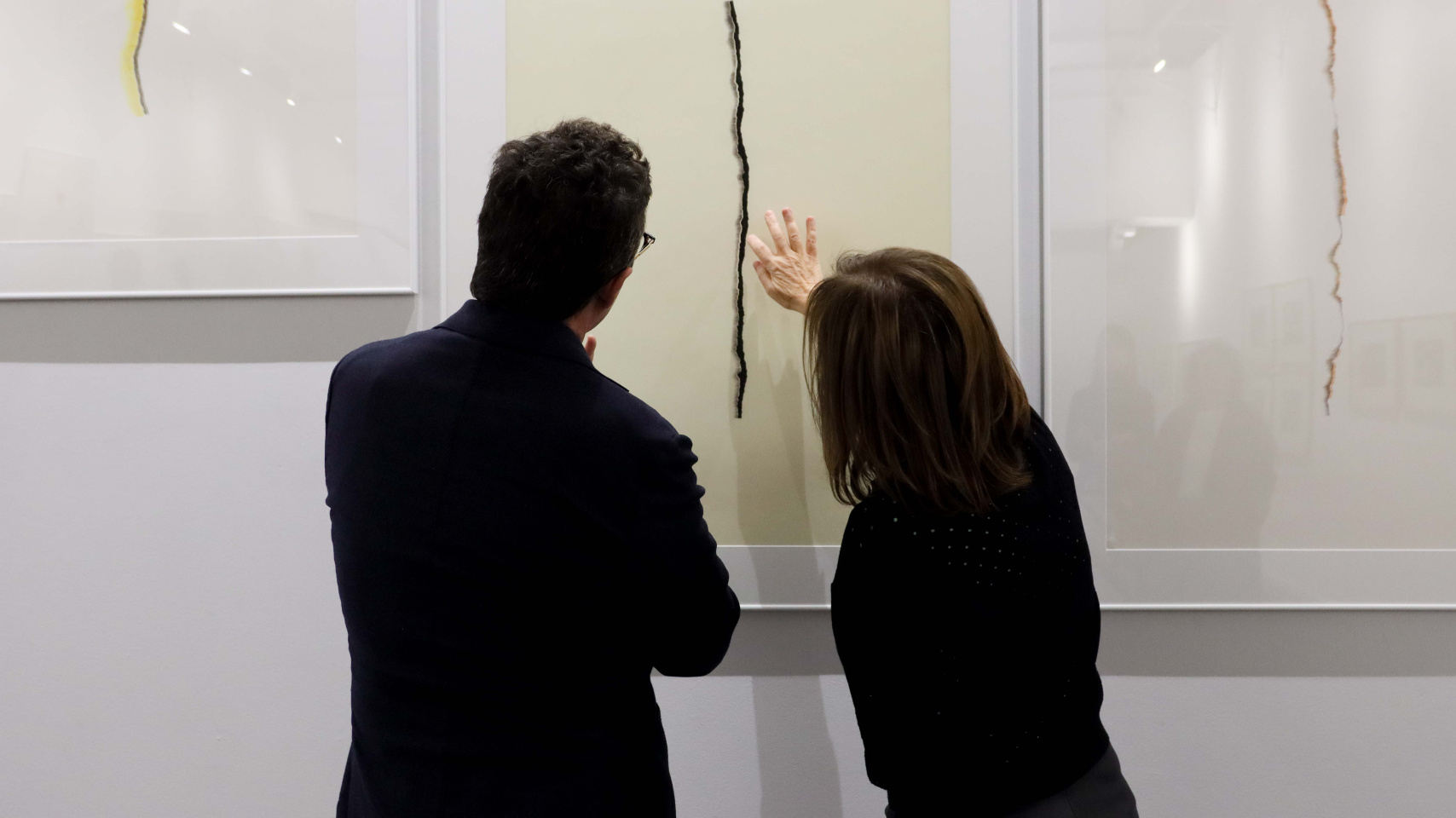 El rector Juan Manuel Corchado y la artista Concha Sáez visitan la exposición "Sincronía"