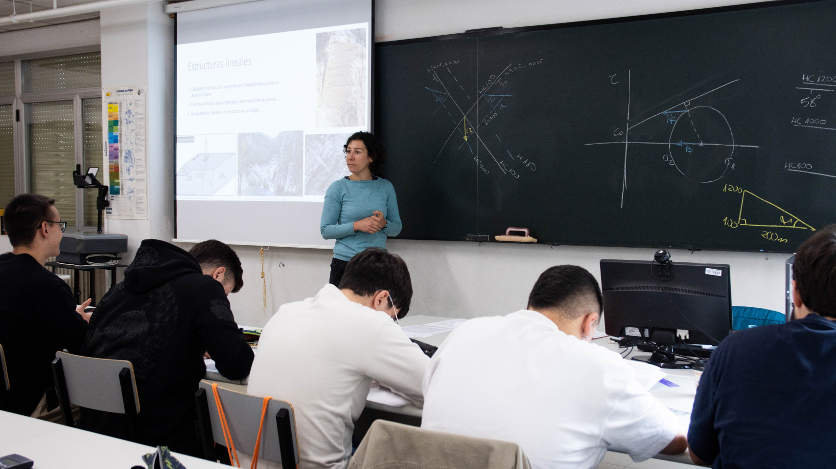Irene de Felipe impartiendo clase a sus alumnos en la Facultad de Ciencias de la USAL