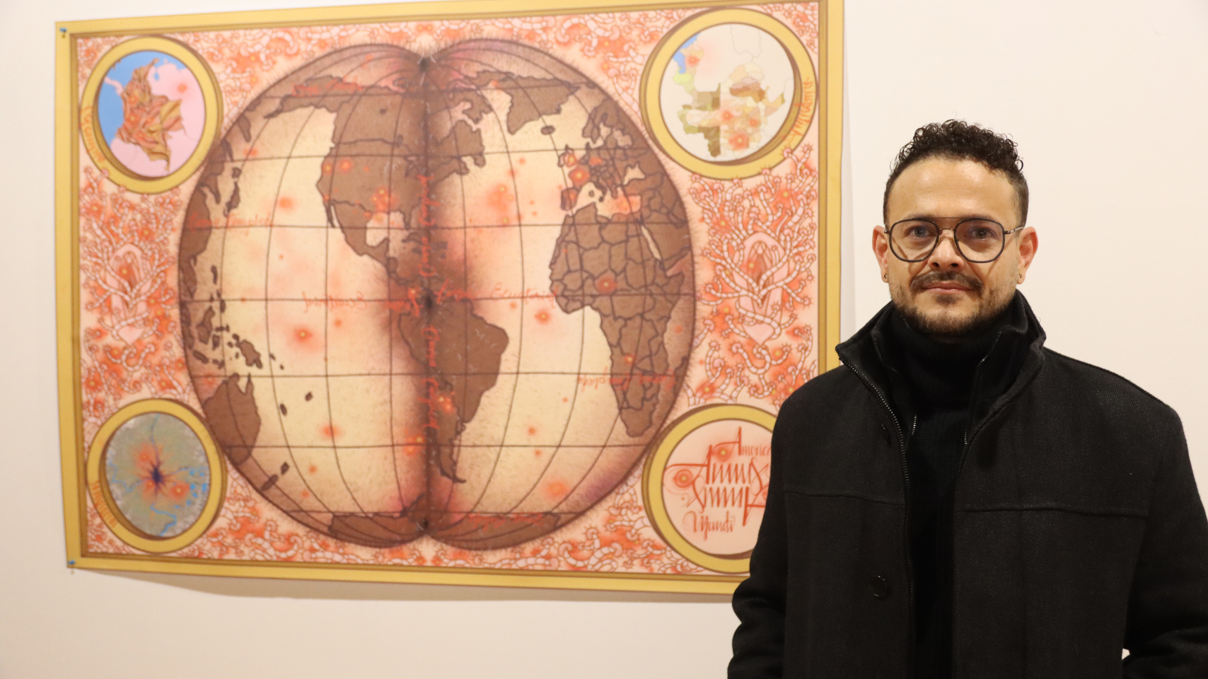 Adrián Estrada Mejía, en la inauguración de su exposición “Cartografía de la Humedad” en el Espacio de Arte Experimental de la Universidad de Salamanca
