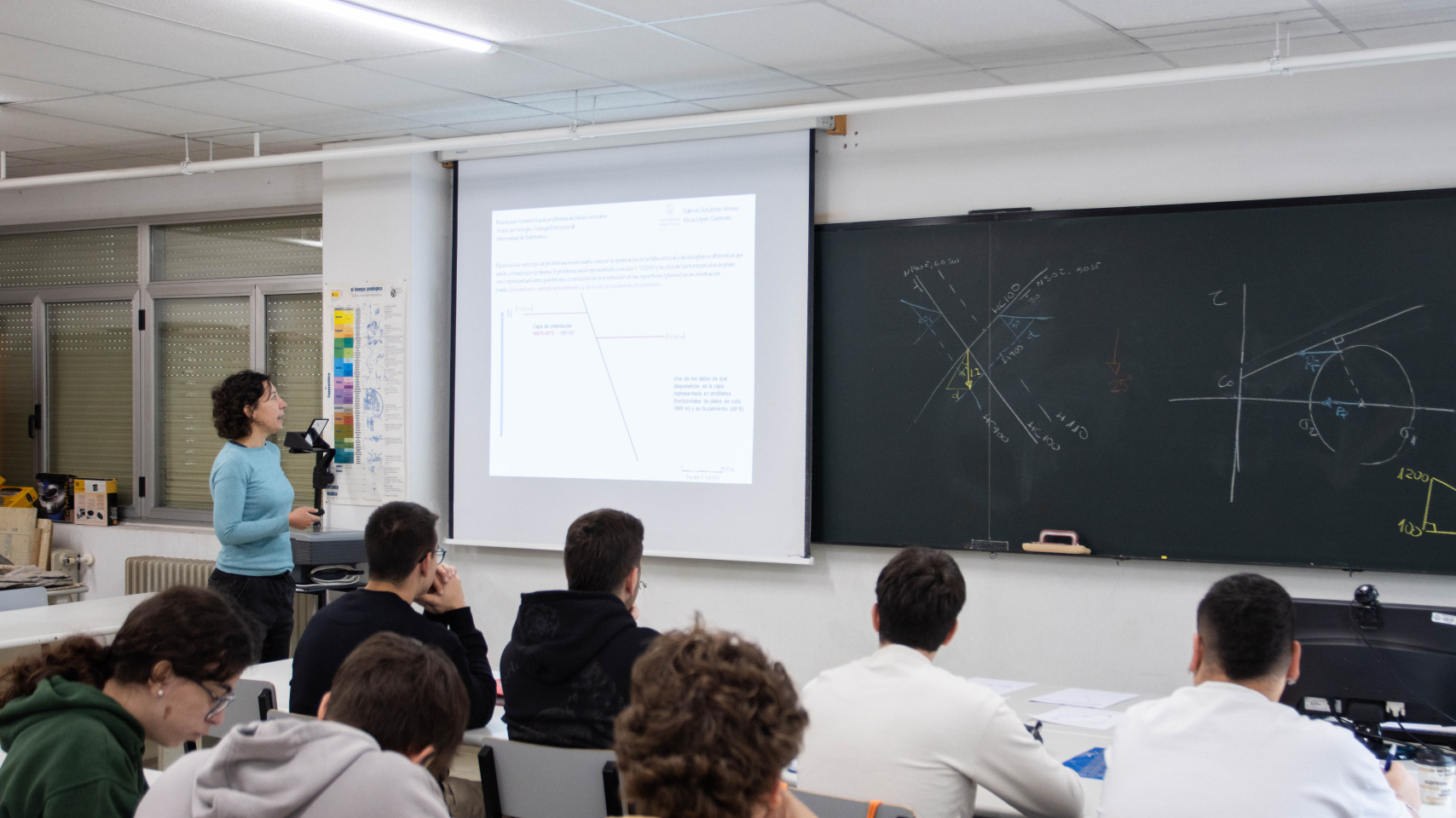 Irene de Felipe impartiendo clase a sus alumnos en la Facultad de Ciencias de la USAL
