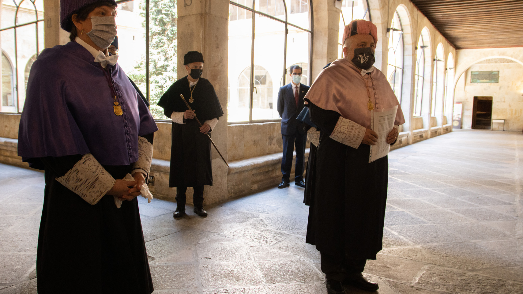 Cortejo académico se dirige al Paraninfo