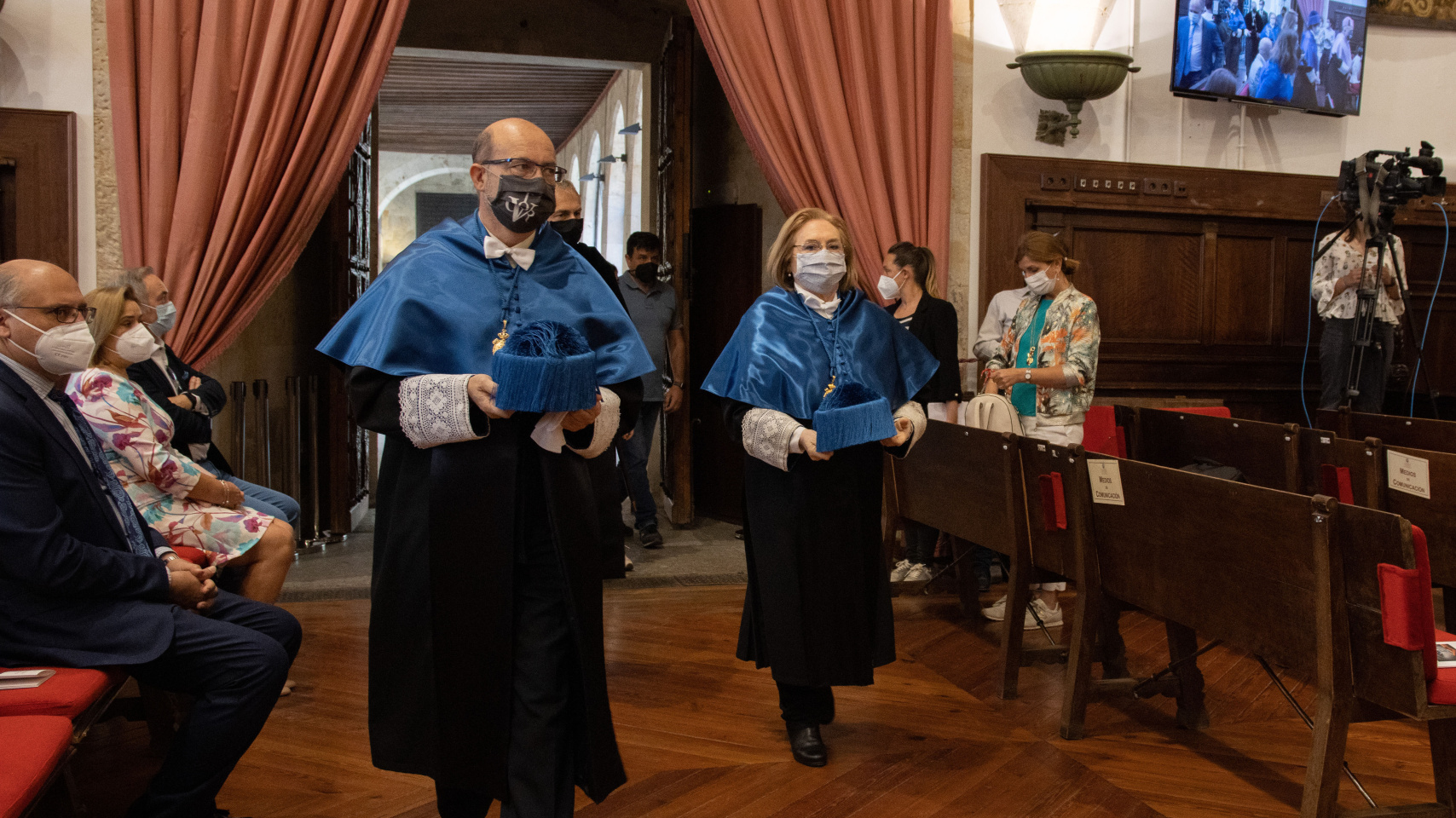 Cortejo académico se dirige al Paraninfo