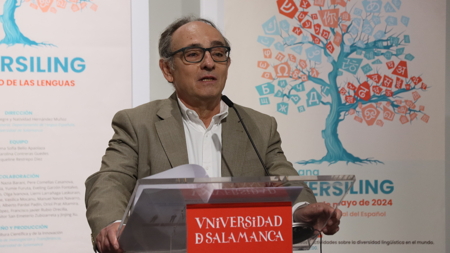 Manuel González de la Aleja, decano de la Facultad de Filología, durante la  presentación ‘Semana Diversiling’