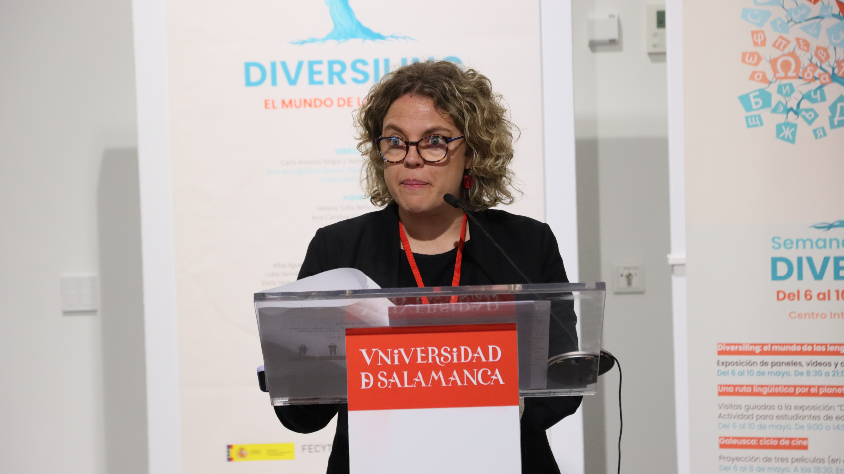 Carla Amorós, codirectora de la actividad y profesora del Departamento de Lengua Española durante la presentación de "Semana Diversiling"