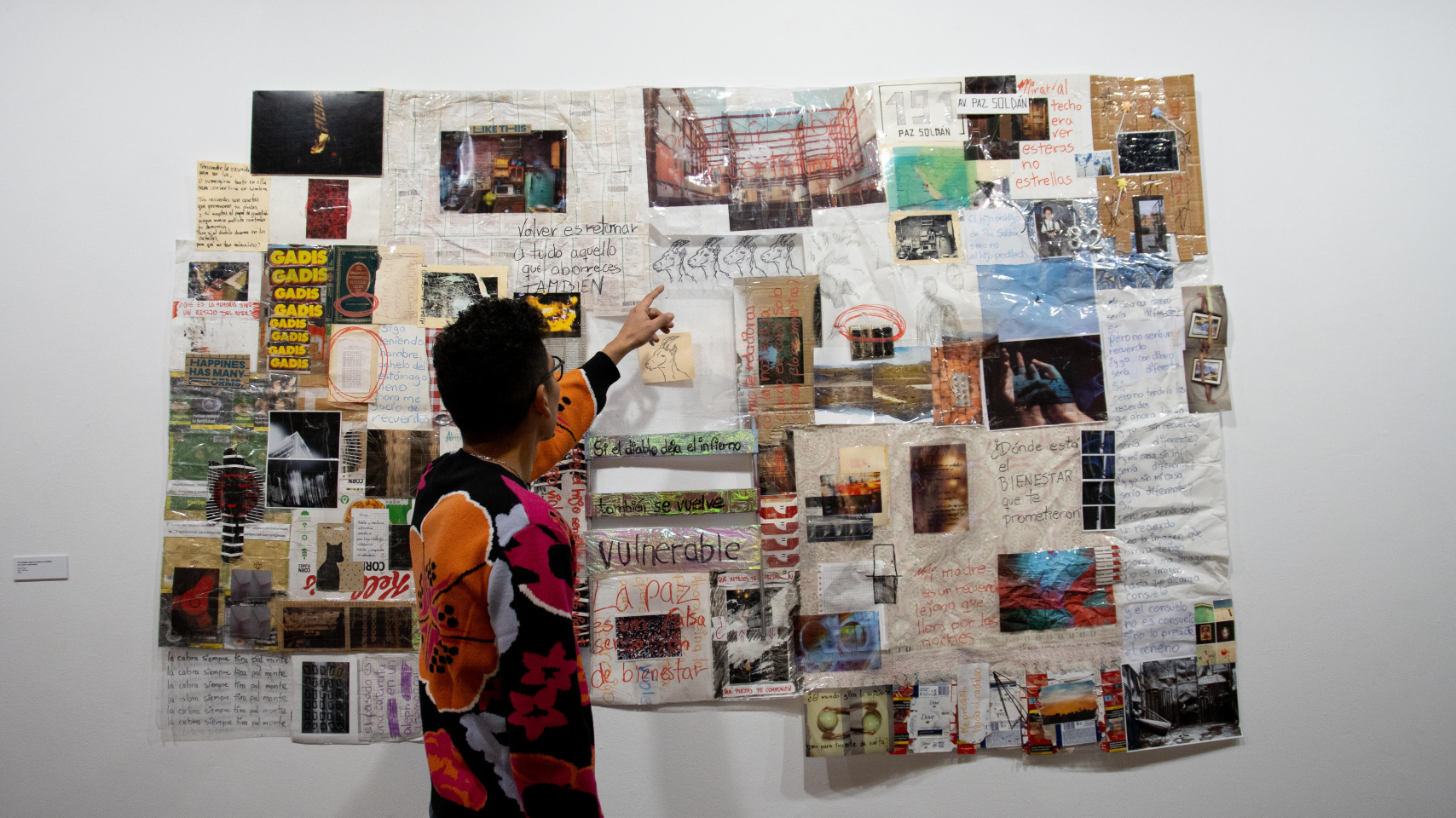 El artista y autor Martin Morales explica la exposición "La cabra siempre tira p'al monte"