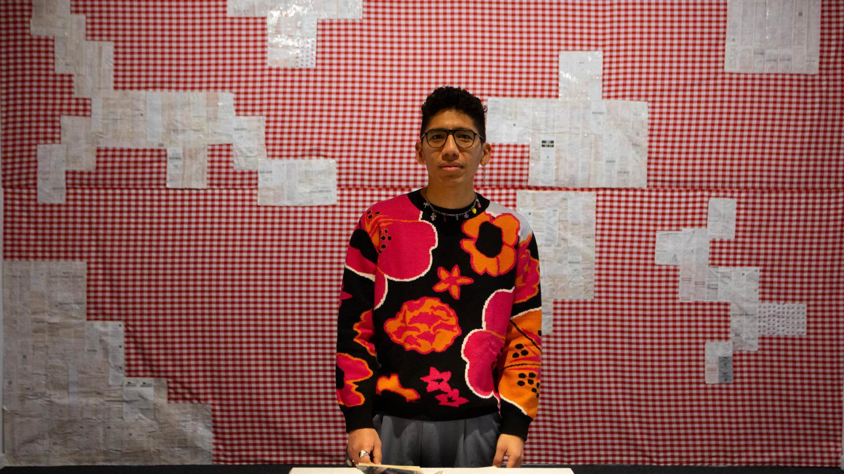 El artista y autor Martin Morales en la exposición "La cabra siempre tira p'al monte"