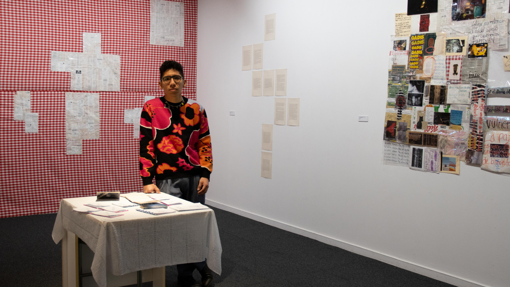 El artista y autor Martin Morales en la exposición "La cabra siempre tira p'al monte"