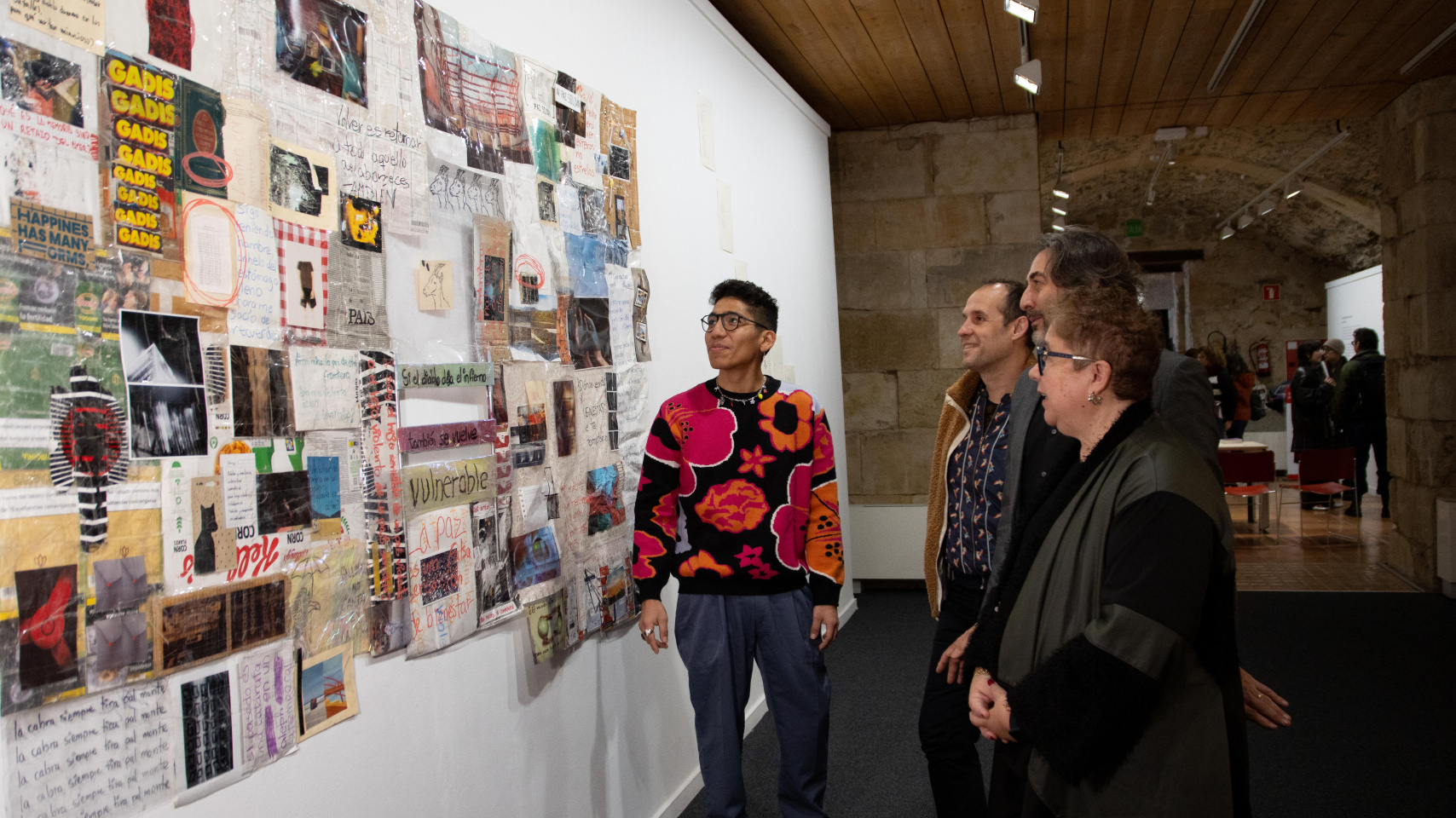 El artista Martin Morales acompaña en la visita de la exposición a la vicerrectora Matilde Olarte, el director Javier Panera y el vicedecano Diego del Pozo