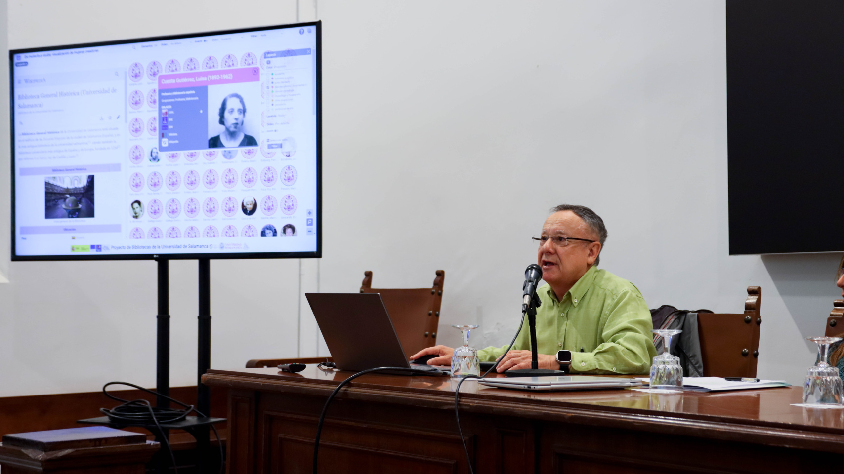 El catedrático Modesto Escobar presenta el proyecto a los medios.