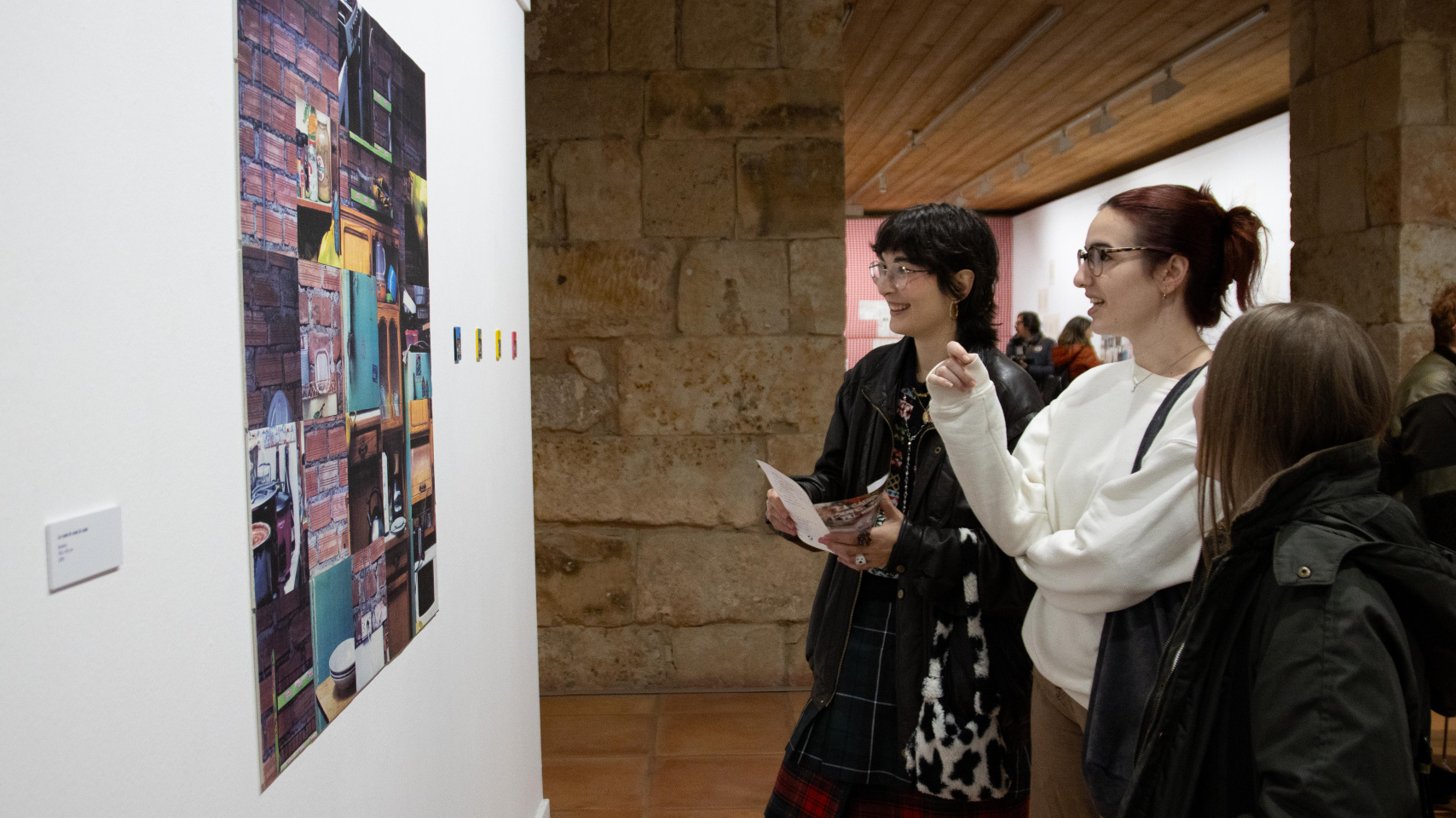 Visitantes disfrutan de parte de la muestra 'La cabra tira p'al monte' expuesta en la sala de Arte Experimental