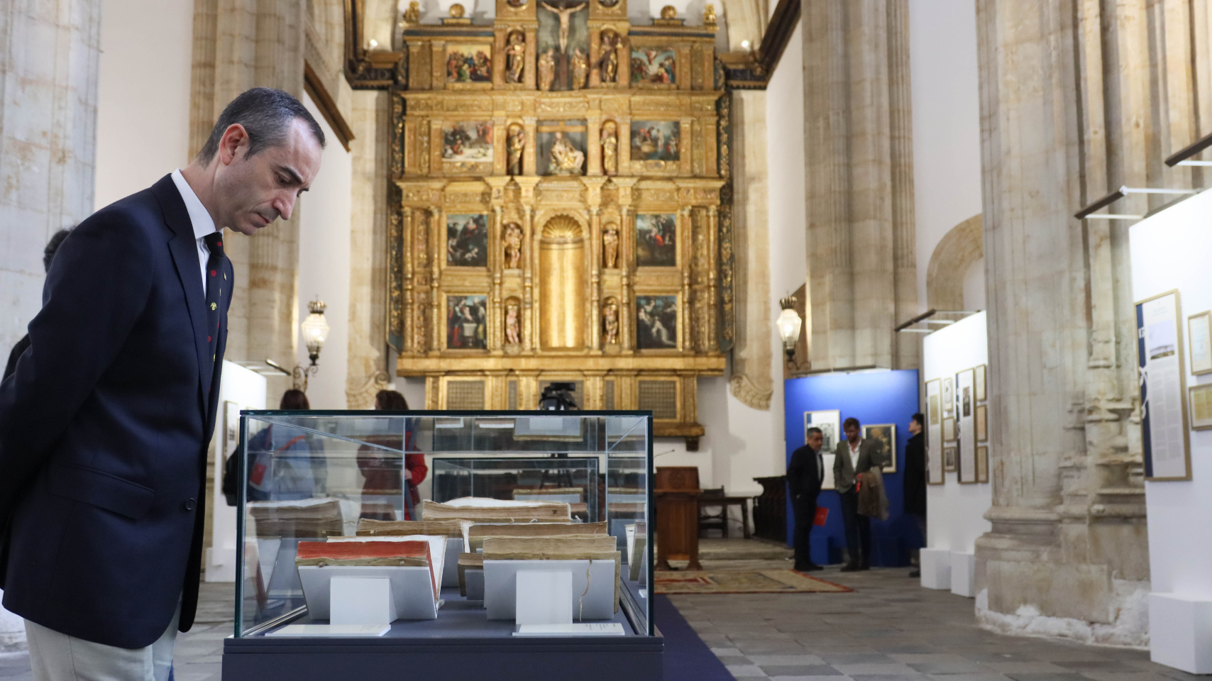 Parte de la muestra expuesta en la Capilla del Colegio Fonseca