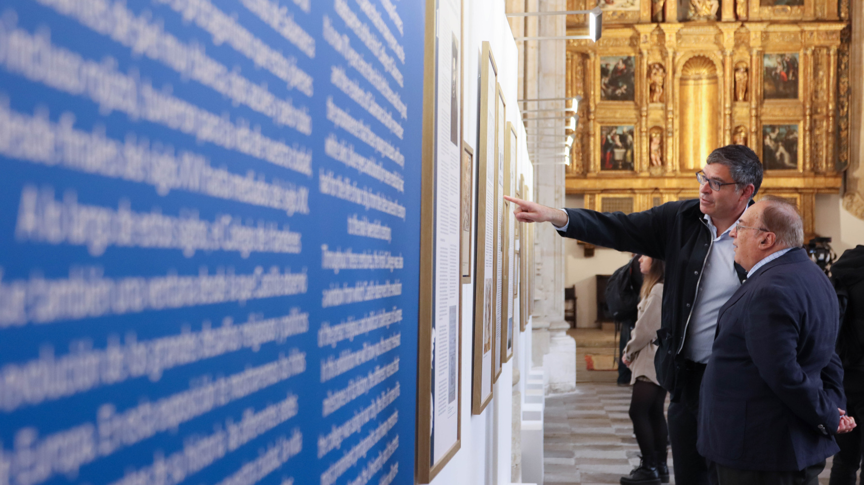 Visitantes disfrutan de parte de la muestra expuesta en la Capilla del Colegio Fonseca.