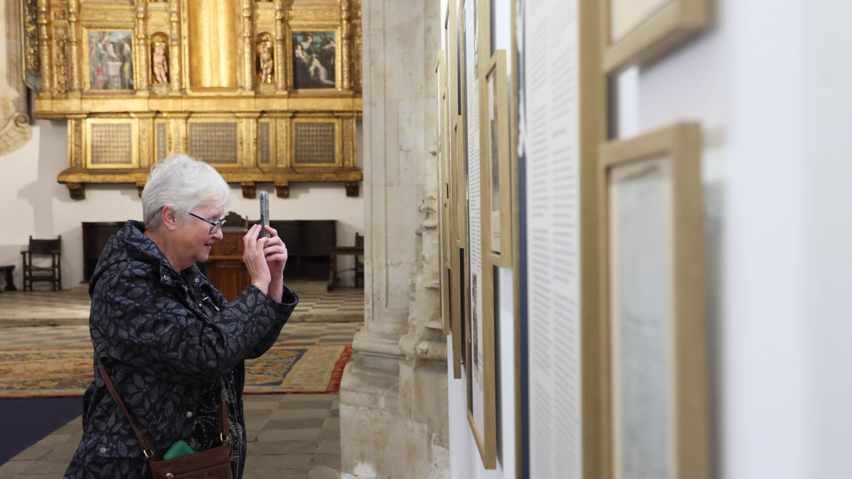 Visitante disfruta de parte de la muestra expuesta en la Capilla del Colegio Fonseca.