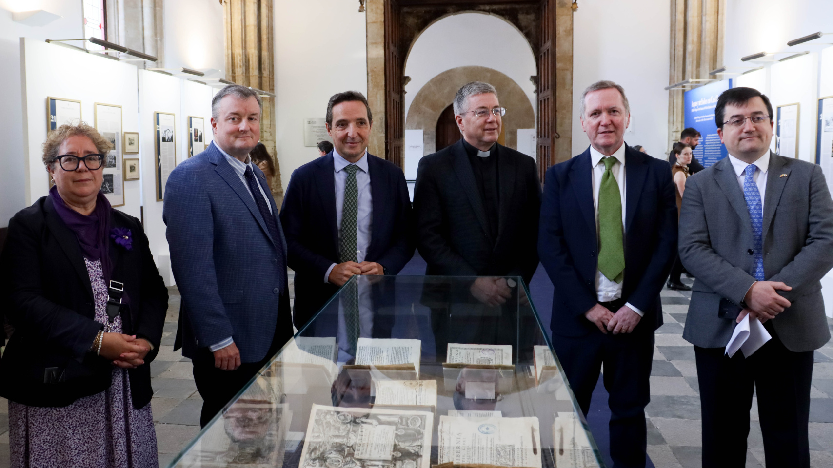 El rector de la Universidad de Salamanca y el embajador de la República de Irlanda en España acompañados por el resto de autoridades en la visita a la muestra.