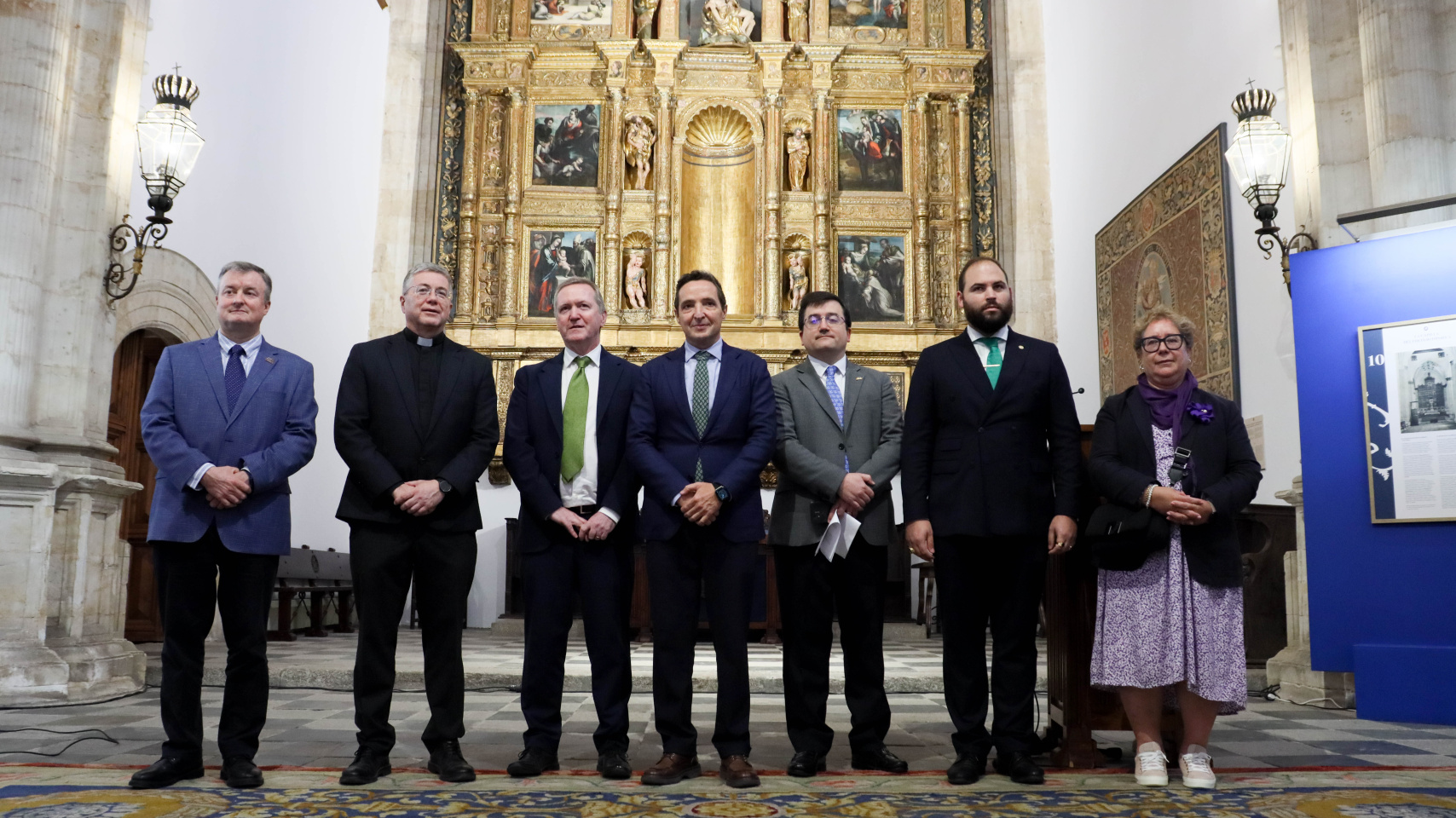 El rector de la Universidad de Salamanca y el embajador de la República de Irlanda en España acompañados por el resto de autoridades en la visita a la muestra.