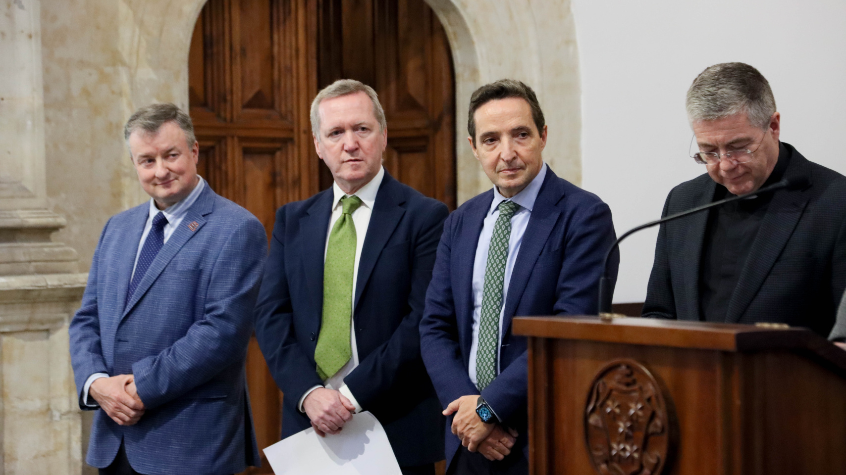 Cathal McCauley, Frank Smyth, Juan Manuel Corchado y Michael Mullaney durante la presentación de la exposición a los medios.