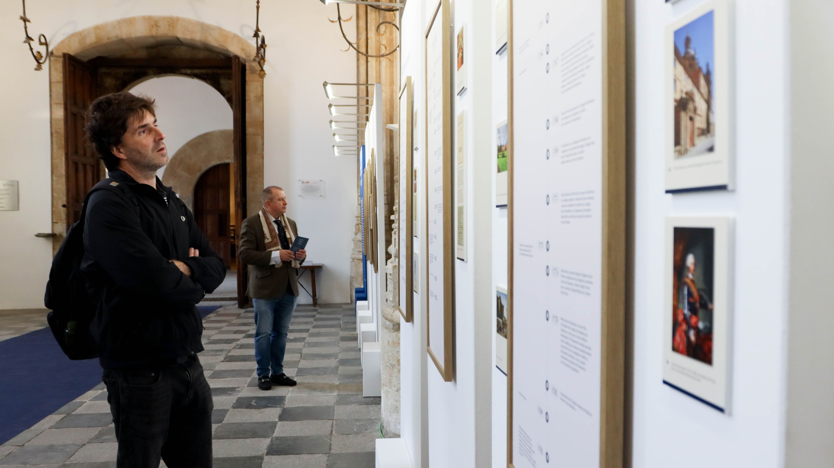 Visitantes disfrutan de parte de la muestra expuesta en la Capilla del Colegio Fonseca.