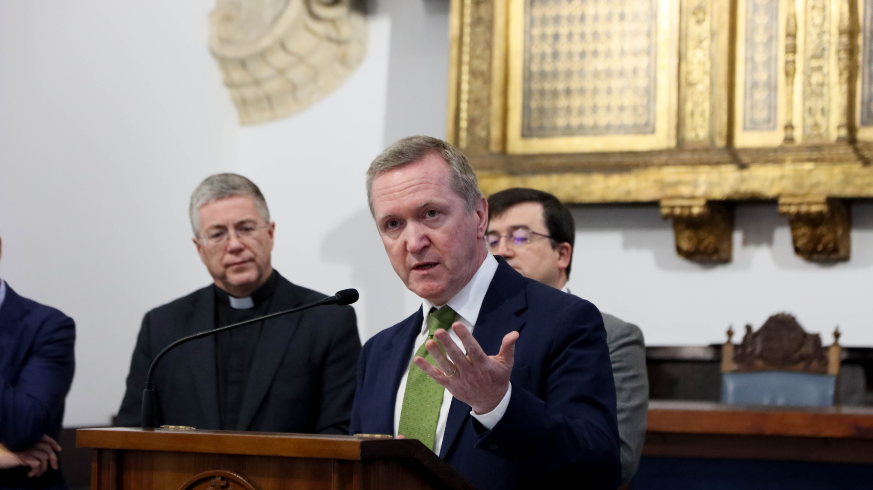 Frank Smyth, embajador de la República de Irlanda en España, en su intervención durante la presentación de la exposición a los medios.