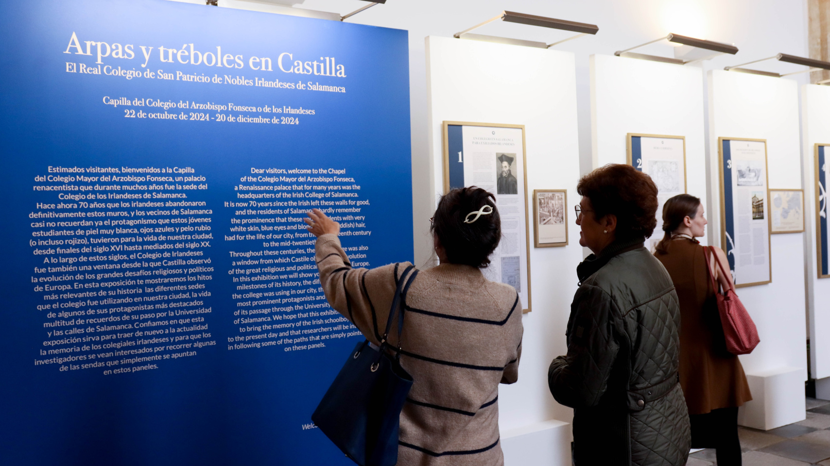 Visitantes disfrutan de parte de la muestra expuesta en la Capilla del Colegio Fonseca.